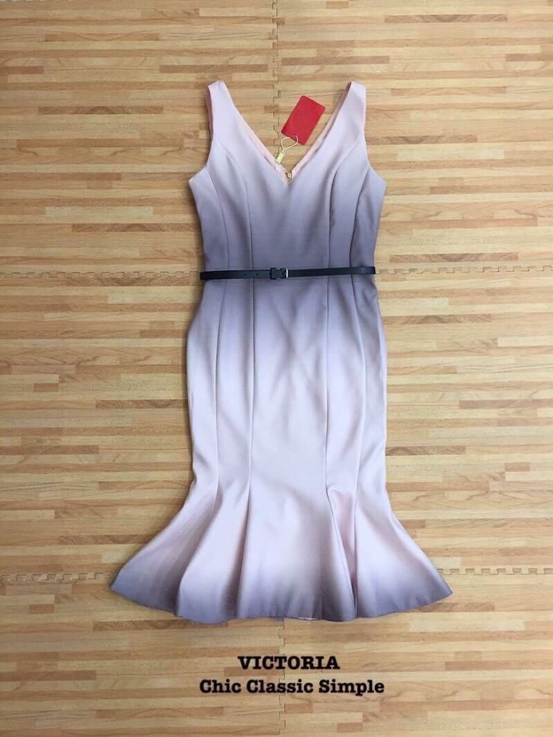 NEW arrivals by " VICTORIA " BRAND :: PE DETAIL :: เดรสแขนกุดผ้าพิมพ์งานไล่สีทั้งตัว มาในทรงเข้ารูป หางปลา มาพร้อมเข็มขัดสีดำเข้าเซ็ตกันให้ฟรีๆไปเลยค่า ตัวนี้ฮอตไอเท็มมากๆ ห้ามพลาดเลยนะคะ