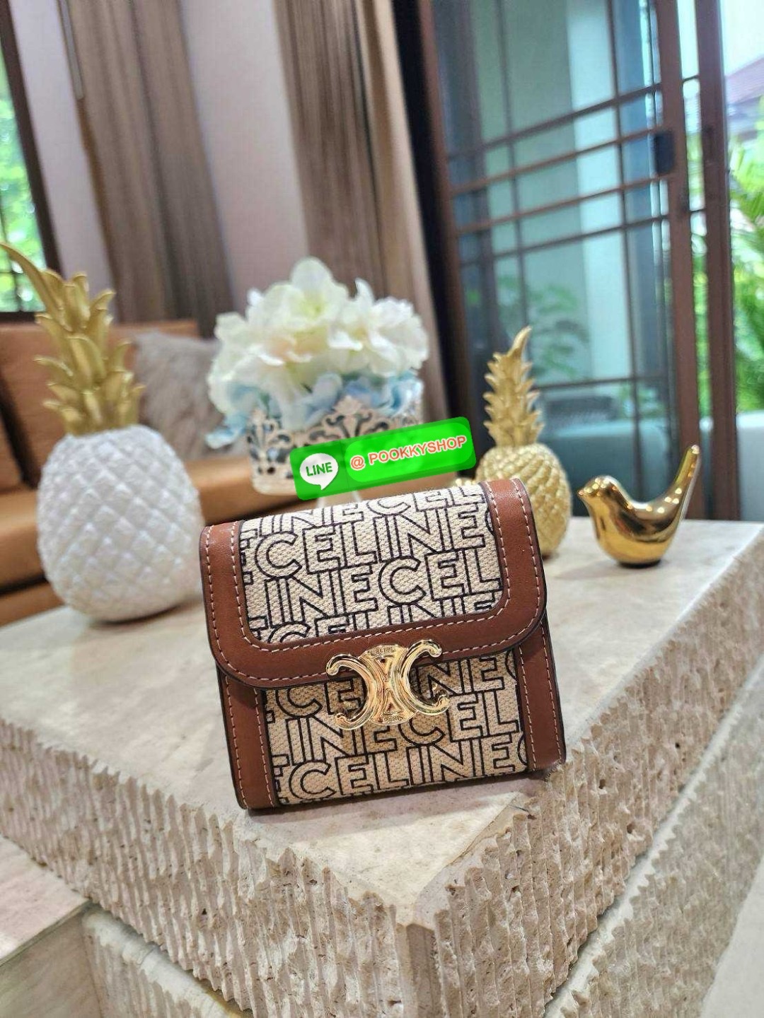 ✴️NEW ARRIVAL!✴️CELINE SHORT WALLET VIP GIFT WITH PURCHASE (GWP) กระเป๋าพรีเมี่ยมกิ๊ฟ Limited จาก CELINE HAUTE PARFUME DUTYFREE COUNTER สวยอยู่ทรงมีโลโก้แบรนด์ด้านหน้าเปิดปิดด้วยฝาพับกระดุมแม่เหล็ก ภายในมีช่องแบ่งหลายช่อง ช่องใส่บัตร ช่องใส่