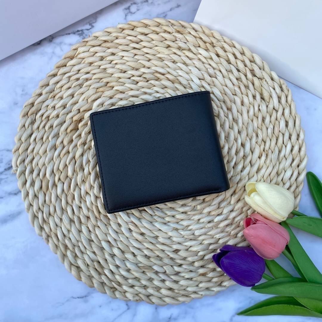 Calvin Klein Leather Belt & Wallet Set Setกระเป๋าสตางค์+เข็มขัด กระเป๋าสตางค์ด้านหน้าปั๊มชื่อแบรนด์ มีช่องใส่บัตร ช่องใส่ธนบัตร 2 ช่อง และช่องเก็บเหรียญ เข็มขัดหนังแท้ปั๊มแบรนด์ สามารถสลับใช้ได้ทั้ง 2 ด้าน เข็มขัดปรับระดับได้ 5 ระดับ มาพร้อมที่เจาะรูจ้า