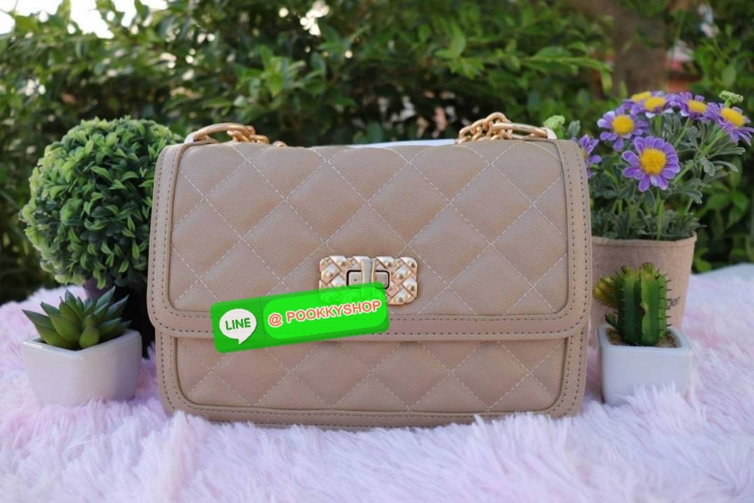 กระเป๋าสะพายข้างคอลใหม่ล่าสุดสามารถถอดสายปรับเป็นทรงคลัชได้นะคะ สายโซ่ปรับระดับไม่ได้แต่ถอดออกได้จ้าด้านในแบ่งเป็น 2 ช่องใช้งาน 1 ช่องใหญ่ตรงกลางและ 1 ซิปด้านหน้า มีช่องเสียบบัตรให้ด้วยนะคะ ฝากระเป๋าเปิดปิดด้วยตัวหมุนล็อคค่ะ