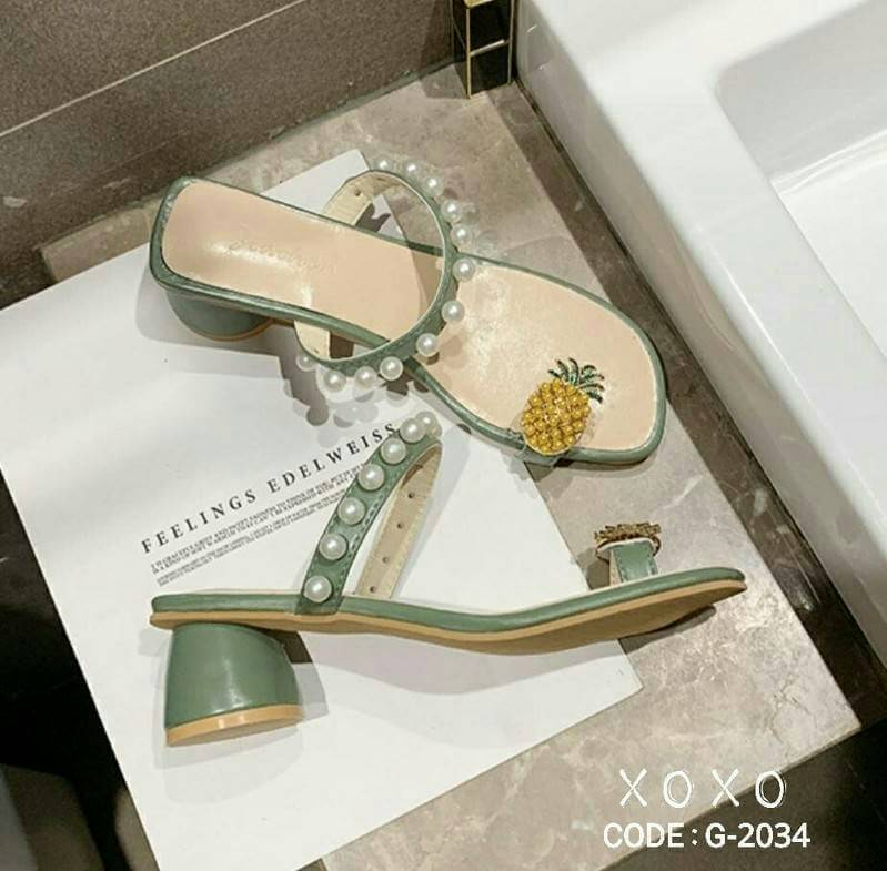 สินค้าพร้อมส่ง แตะสวมมีส้นเล็กน้อย งานใส่สบาย ส้นทรงสวย วัสดุหนัง PU สวมนิ้วโป้ง อะไหล่ทรงรูปสับปะรด สวย เก๋ เด่น คาดทับแต่งคาดไข่มุกด้านบน อีกชั้น สวยงาม สวมใส่แมทส์ชุดง่าย น้ำหนักเบา