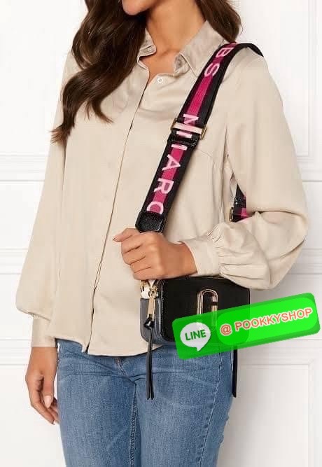 Marc Jacobs Snapshot Bag กระเป๋าแบรนด์ดังจากสัญชาติอเมริกัน นับได้ว่ารุ่นนี้เป็นรุ่นทรงฮิตของ marc jacobs เลยทีเดียว โดยด้านหน้ากระเป๋าจะเป็นโลโก้แบบโลหะที่เป็นสัญลักษณ์ของแบรนด์นี้ มาพร้อมสายสะพายที่จะสะพายยังไงก็ดูโดดเด่น เพราะขนาดใหญ่ที่สกรีนตัวอักษร m