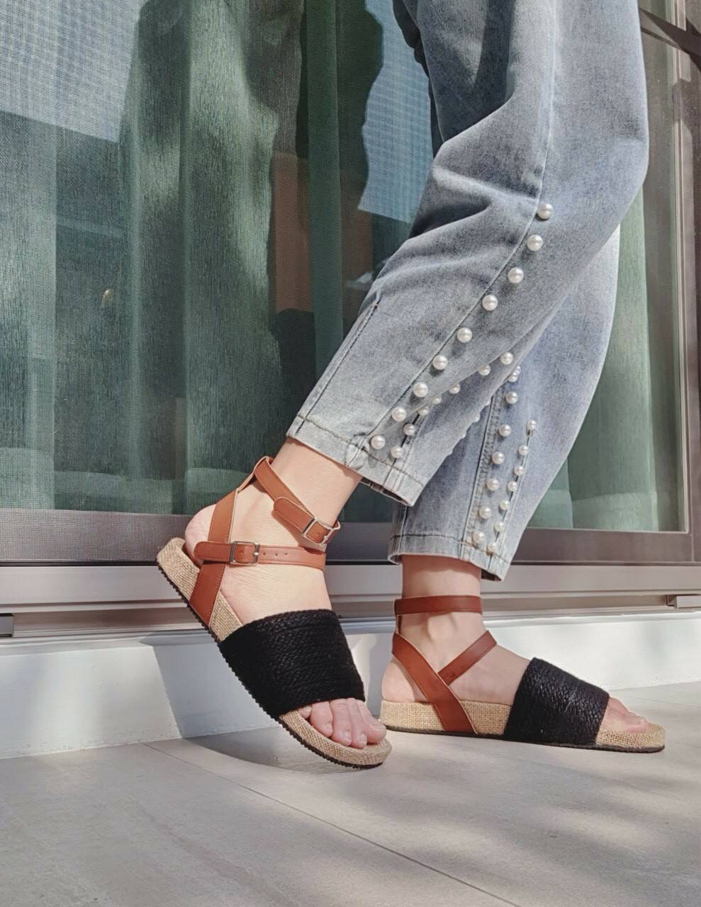 แบบใหม่ มาแล้วคะ พร้อมส่งคร่าา !! รองเท้าแตะลำลอง style korea มากกก ทรงสวม รัดข้อเท้า พื้นกระสอบเก๋ๆ เว้ารับเท้า เก๋มากๆ สวยมากๆ ใส่สบายมากๆ ใส่สบายๆๆชิวๆ