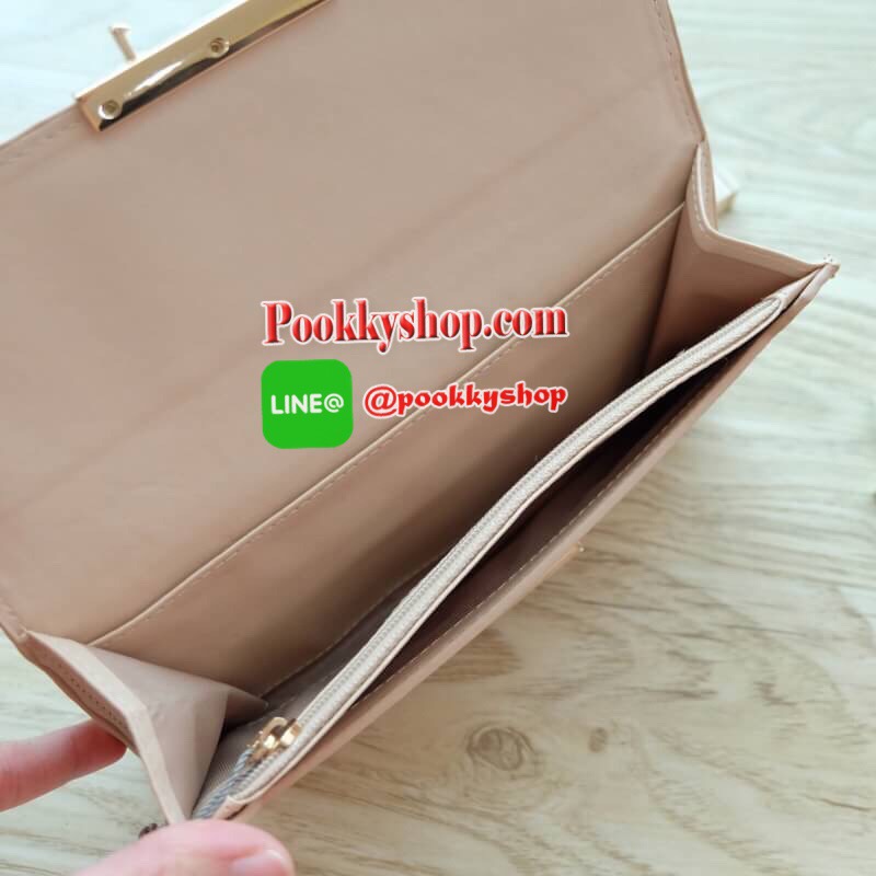 Charles & Keith Push-Lock Long Wallet พร้อมส่งทั้ง 8 สี!! กระเป๋าสตางค์ใบยาว สามารถใช้งานได้ทั้งด้านหน้าและด้านหลัง ด้านหน้าเปิด - ปิดด้วยตัวกดล็อคทั้ง 2 ฝั่งพร้อมกัน ภายในมีช่องซิปและช่องใส่ธนบัตร ด้านหลังเปิด - ปิดด้วยกระดุม ภายในมีช่องใส่บัตรหลายช่องแล