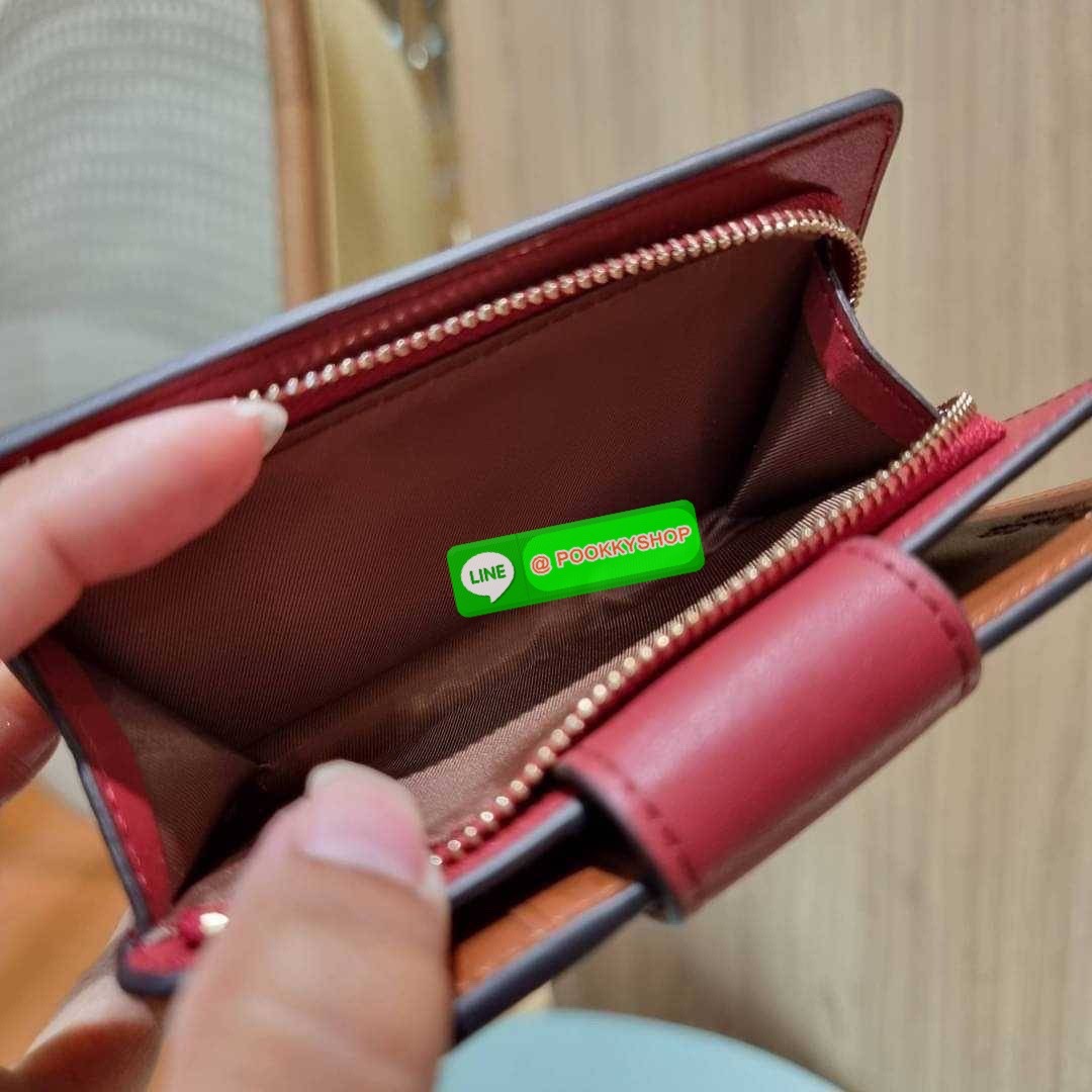 COACH C8730 MEDIUM CORNER ZIP WALLET IN SIGNATURE CANVAS WITH WILDFLOWER PRINT คอลเลคชั่นใหม่ กระเป๋าสตางค์ใบกลาง ดีไซน์ใหม่ สุดหรู คละลายพริ้นท์เต็มใบ น่าใช้ไปอีก วัสดุหนังแคนวาสเคลือบลาย ภายในมีช่องใส่บัตร ใส่ธนบัตรได้ครบ และมีช่องซิปแยก ใบจริงสวยมากๆ แ