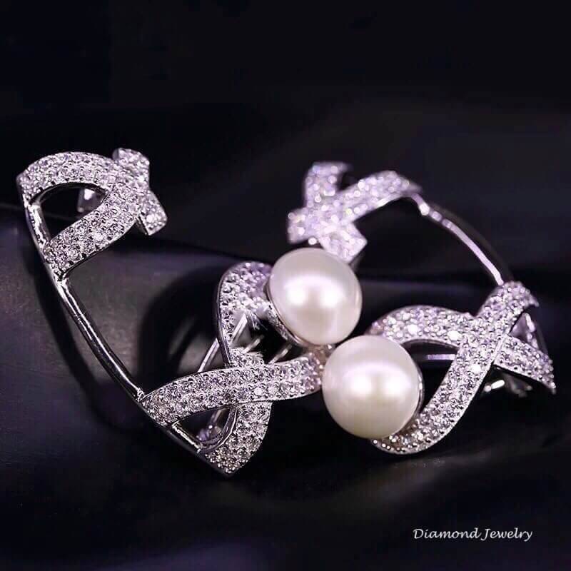 The Best of APM Earring !!! เซตต่างหู งานเพชร CZ แท้ประดับมุกค่ะ เพชรวิ้งวาววับต่างหูเพชร CZ แท้ งานสวยหรู มีคลาสมากๆค่ะ ดีไซส์สวย เท่ห์มากกกกกกกกกกกกกๆๆๆๆๆๆจ้า ใส่แล้วดูดีมั่กค่ะ งานรุ่นนี้การันตีความสวยเลยนะคะ รุ่นนี้ขอยกให้เป็น Must Have Item เลยคะ เพช