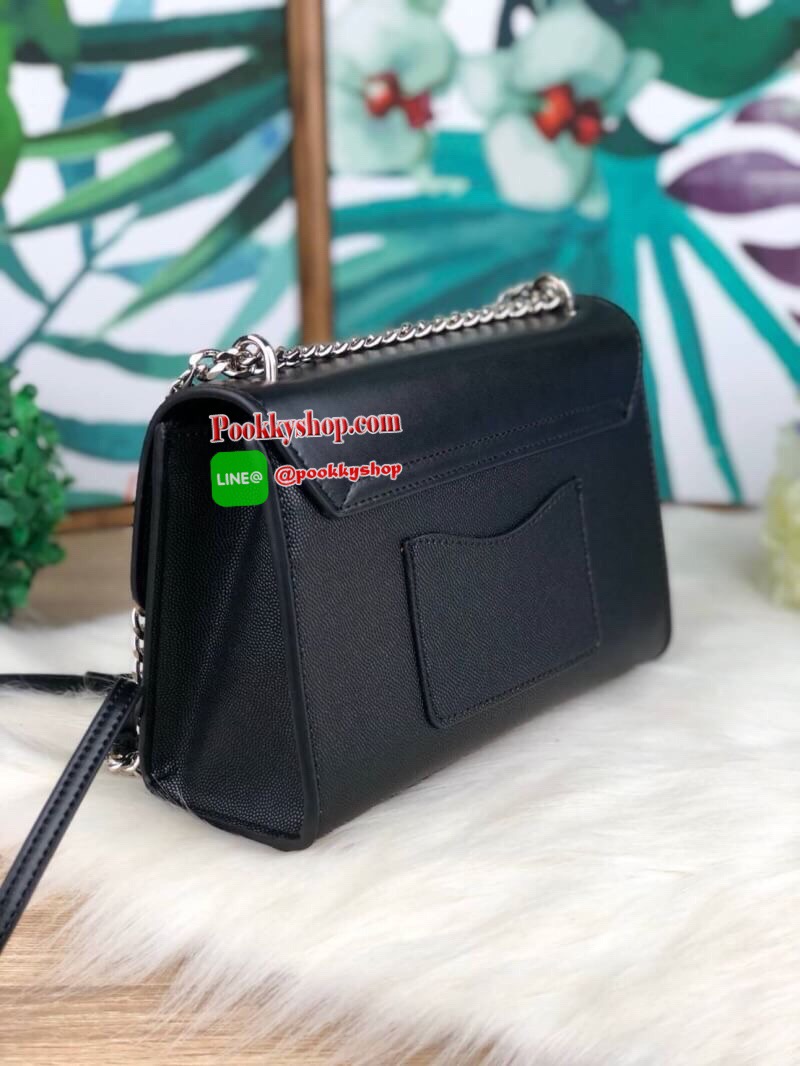 New arrival!! CHARLES & KEITH WOVEN DETAIL CLUTCH กระเป๋าสะพายอยู่ทรง ด้านหน้าเล่นดีเทลแต่งลายสายน่ารักมากๆ ด้านหลังมีช่องใส่บัตรได้ เปิดปิดด้วยตัวกดล็อก ด้านในจุของได้เยอะทีเดียวค่ะ ใส่ iPhone plus/ กระเป๋าเงินใบกลางได้สบายๆ สายสะพายยาวปรับได้ 5 ระดับเลย