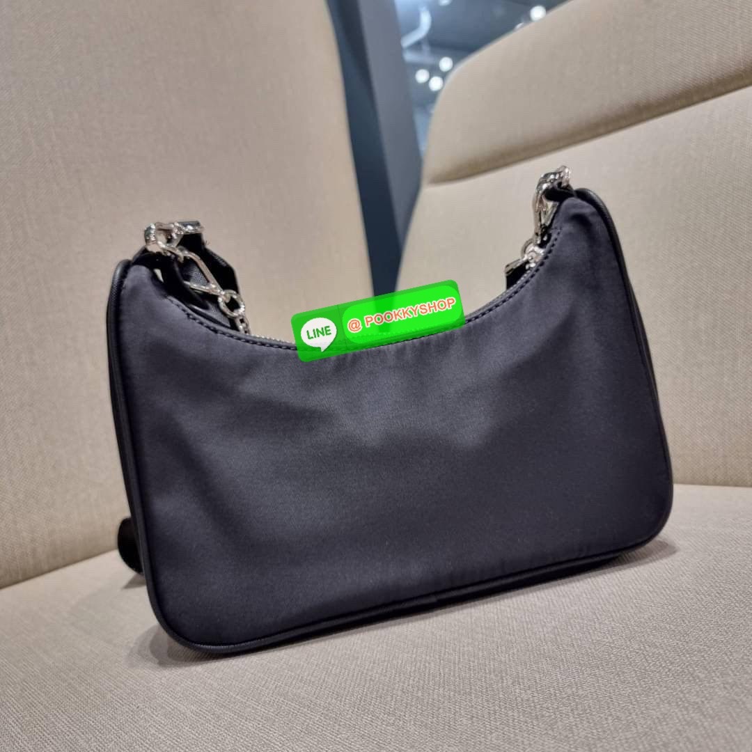 PRADA RE-EDITION 2005 RE-NYLON SHOULDER BAG ไอเท็มสุดปัง ที่ฮิตตลอดกาลไม่ว่าจะปีไหนๆ จัดให้ครบทั้งสีขายดีและสีใหม่ล่าสุด ที่สายคุณหนูห้ามพลาด!! กับกระเป๋าสะพายทรงคลาสสิค เหมาะเป็น everyday bag มากๆ วัสดุผ้าไนล่อนคุณภาพ พร้อมใบลูก ไว้ใส่เหรียญ ใส่กุญแจได้ส