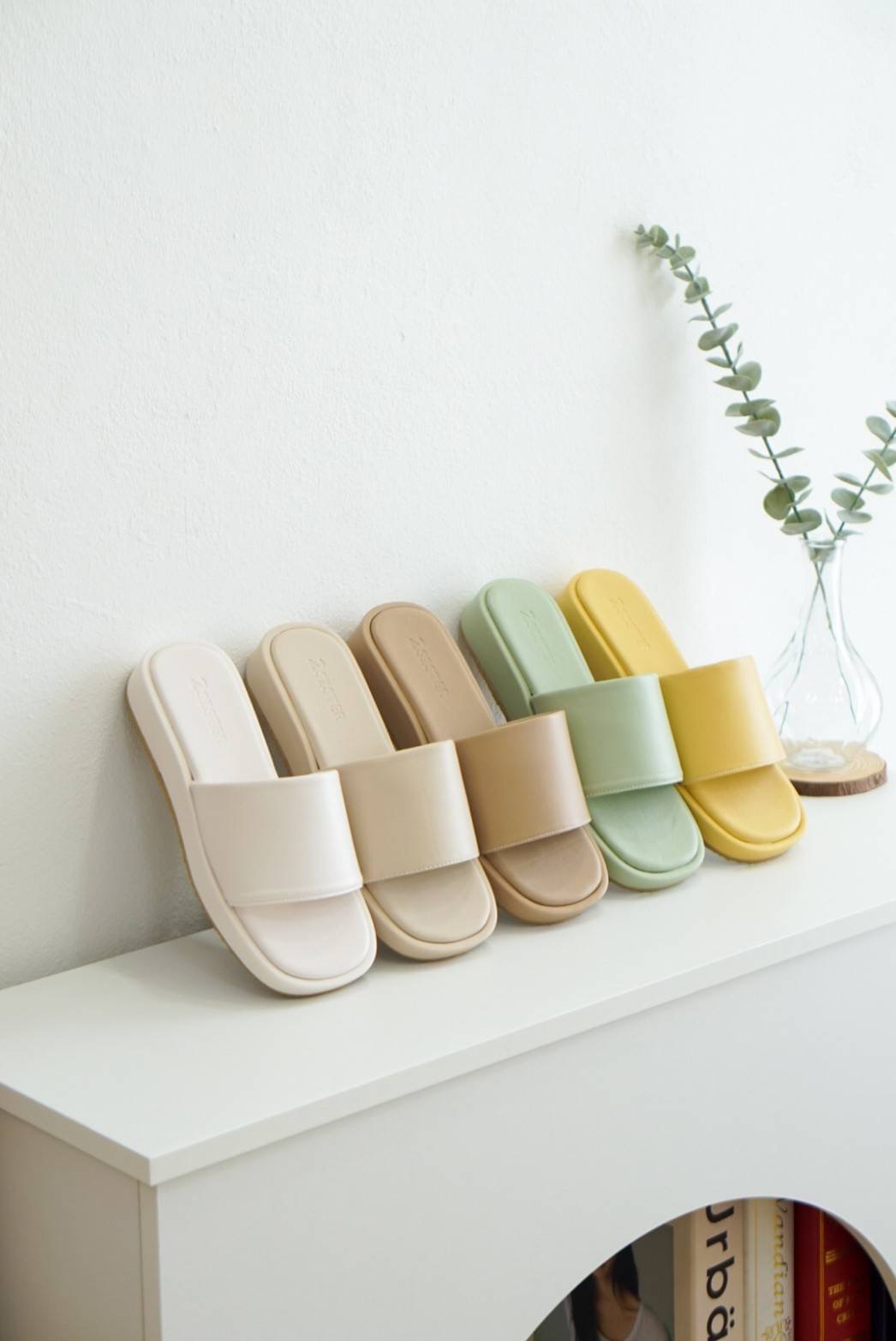 เปิดตัวน้องใหม่ รุ่นมัฟฟิน~ รองเท้างานคุณภาพ นุ่ม น้ำหนักเบา ใส่สบายสุดๆ ตัวส้นหนา1นิ้ว พื้นด้านล่างเป็นผิวลายมะกรูดกันลื่นอย่างดี งานหนังนุ่มมากๆ รับประกันความสบายค๊า