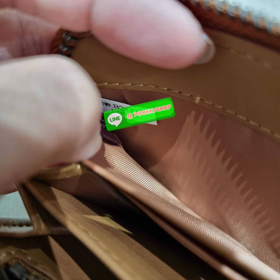 COACH C3548 LONG ZIP AROUND WALLET WITH HORSE AND CARRIAGE พร้อมเสิร์ฟความหรู กับคอลใหม่ สีสวย ผู้ดีขับผิวมาก กระเป๋าสตางค์ใบยาวกึ่งคล้องมือ เรียบหรู โดดเด่นด้วยโลโก้เอกลักษณ์ วัสดุหนัง pepble ทนทาน มาพร้อมสายคล้องมือ ถอดออกได้ ภายในใส่บัตรได้เยอะ มีช่องซ