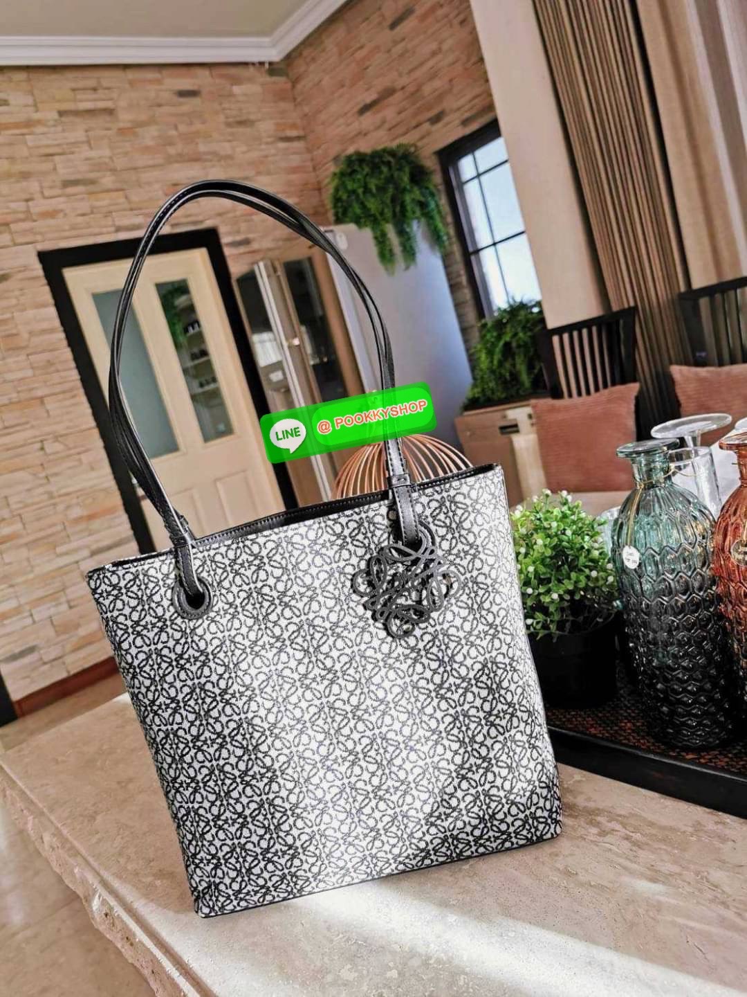 ✴️NEW ARRIVAL!✴️LOEWE ANAGRAM TOTE BAG VIP GIFT WITH PURCHASE GWP พรีเมี่ยมกิ๊ฟ Limited จาก LOEWE PERFUME DUTYFREE ไอเท็มใหม่! ดีไซน์สวยคงเอกลักษณ์ด้วยวัสดุ Anagram Canvas Jacquard Fabric ผสมผสานหนังแท้ Calfskin ลงตัวสุดคลาสสิค ขนาดกำลังดี น