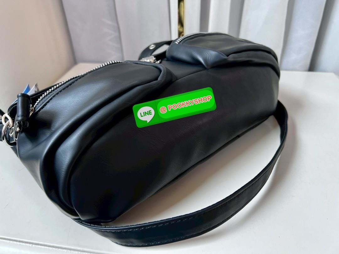 ADIDAS ORIGINALS HOBO LEATHER SHOULDER BAG 🔖พร้อมส่ง! กับกระเป๋าแนวสตรีทที่ออกแบบให้ใช้งานได้ทุกโอกาศ ดีไซด์เก๋ ถูกใจสาวๆกันเลบทีเดียวค่า 🔖หนังแท้หนานิ่ม เนื้อแมทอย่างดีสวยมากๆ อะไหล่เงิน ด้านหน้าเป็นช่องซิปสำหรับใส่ของจุกจิก เปิด-ปิดกระเป