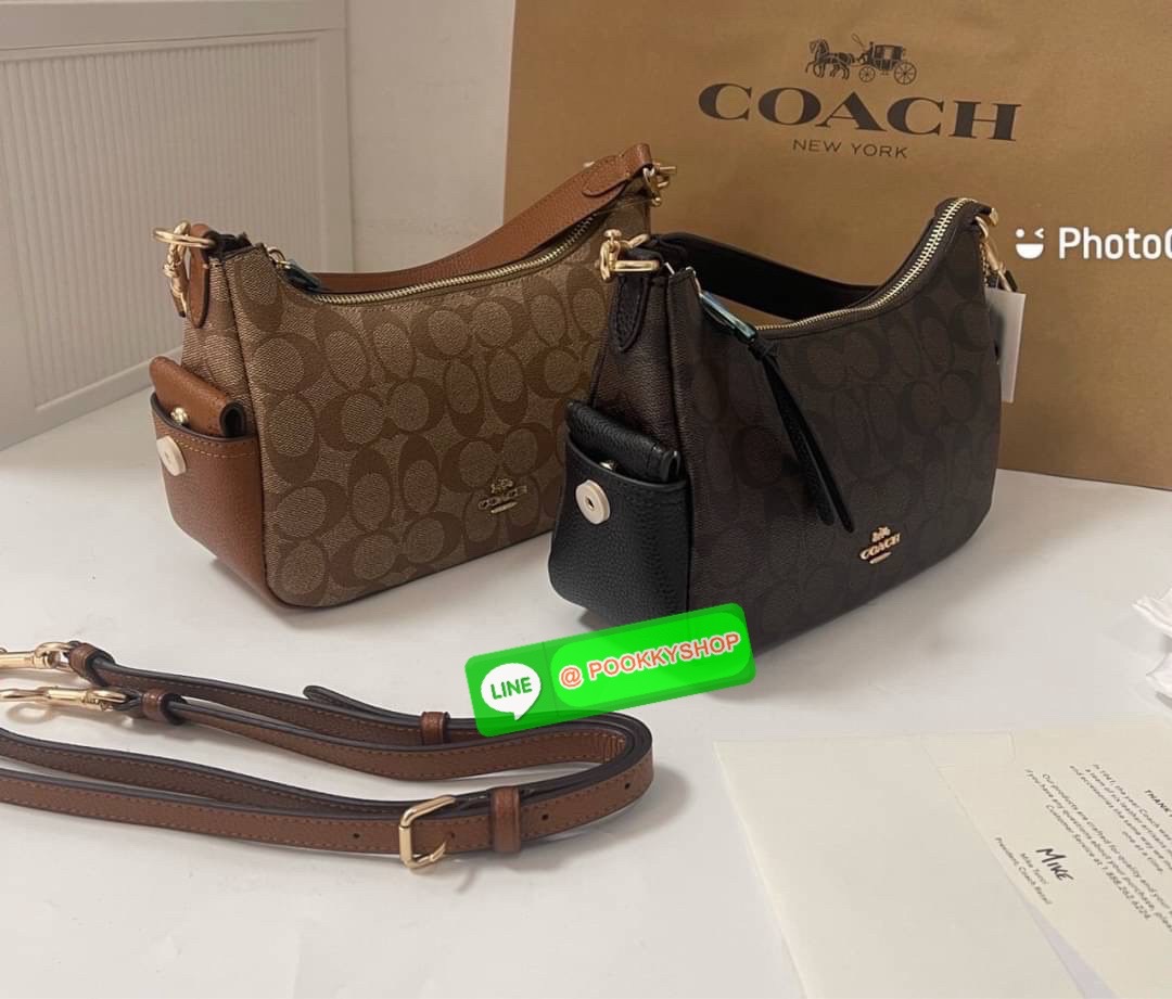 สะพายแล้วไม่ต้องพูดอะไร… คนก็รู้ว่าเรามีรสนิยม Coach C7223 – Swinger 20 รุ่นฮิต ลาย C คลาสสิก แต่งขอบหนังแท้ขาว ใบเล็กพกง่าย แต่ทรงสวยเก๋ ถือก็ได้ สะพายก็เป๊ะ ใช้ได้ทุกวันไม่มีเบื่อ แมตช์กับลุคไหนก็เข้า… เพราะความเรียบมีพลังในตัวเองค่ะ