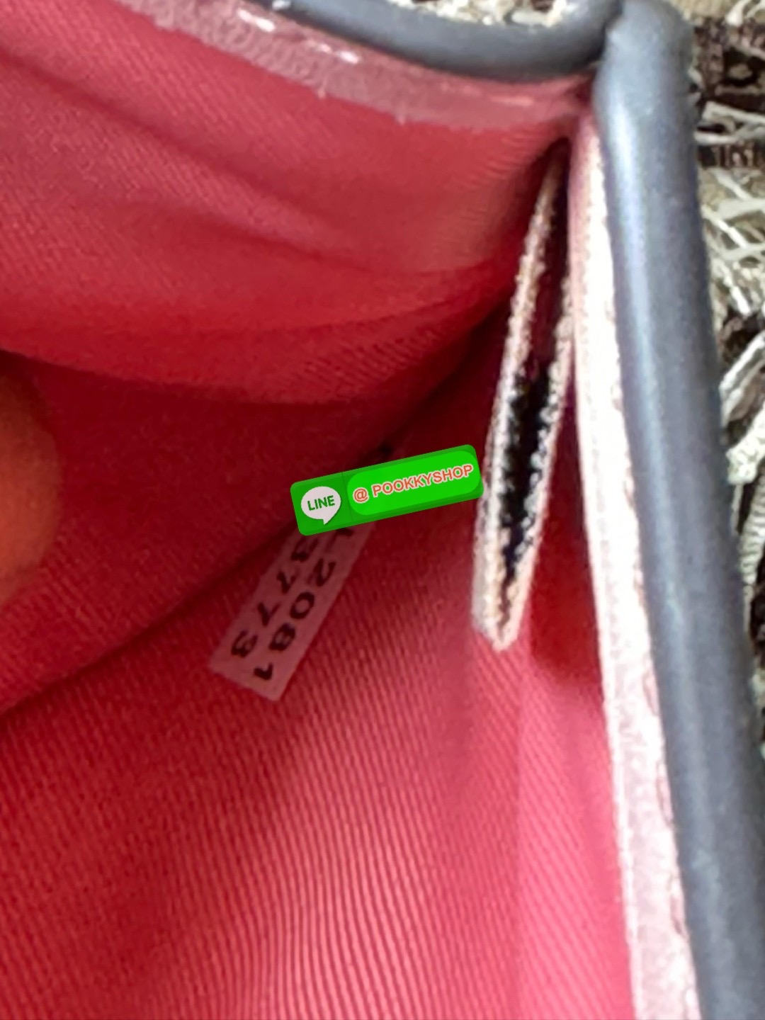 COACH MEDIUM CORNER ZIP WALLET IN SIGNATURE CANVAS กระเป๋าสตางค์ขนาดกลางที่ถือว่าเป็นไอเทม Must Have ของทุกเพศทุกวัยที่ต้องพกติดตัวไว้ตลอดเวลา เพราะนอกจากจะช่วยจัดเก็บเงิน บัตรประชาชน บัตรเครดิตและต่าง ๆ ให้เป็นระเบียบเรียบร้อยยังต้องคำนึงถึงประโยชน์ใช้สอ