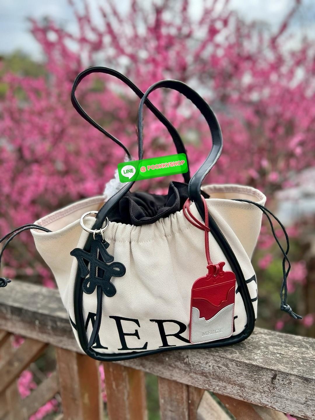 MERGE A DAY MEDIUM BAG 🔖พร้อมส่ง! กระเป๋าหิ้วหรือคล้องไหล่ ทรงสวย วัสดุผ้าทอเทคนิค Flyknit อย่างดี แต่มีน้ำหนักเบา หูหิ้วแบบหนังมีความแข็งแรงในการใช้งานค่ะ ภายในโล่งกว้าง ใส่สัมภาระได้เยอะค่ะ