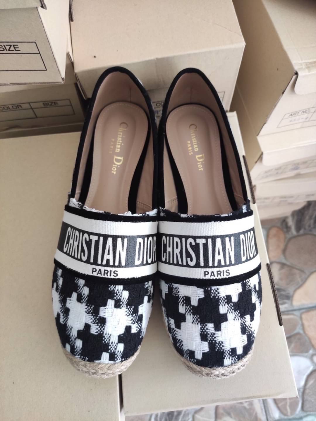 งานเข้าใหม่ พร้อมส่ง แบบใหม่ เพิ่งเข้า สลิปออนงานปอ Dior ลายใหม่ ชิโนริ ลายผ้าน่ารักมาก งานดี ปั้มแบรนด์