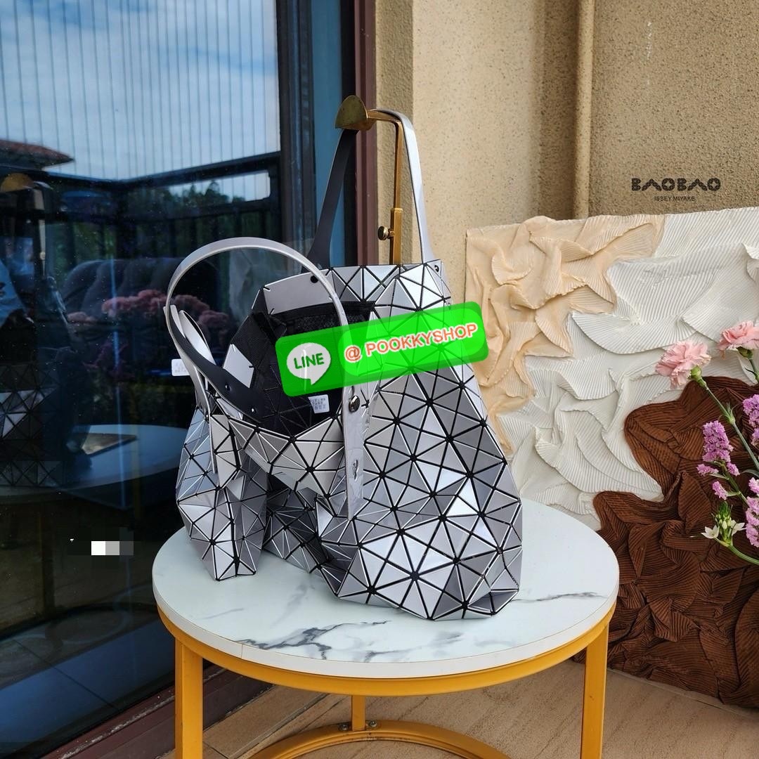 BAO BAO PRISM PLUS Handbag (Large) 🔖กระเป๋าถือจากแบรนด์ BAO BAO ISSEY MIYAKE ดีไซน์คลาสสิกทรงสี่เหลี่ยม มาพร้อมลวดลายสามเหลี่ยมที่มีมิติ 🔖วัสดุ: โพลีเอสเตอร์ ผสมหนัง 🔖 ปากกระเป๋าเปิด ซับในเป็นไนลอน มีช่องกระเป๋าด้านในและหูหิ้วกระเป