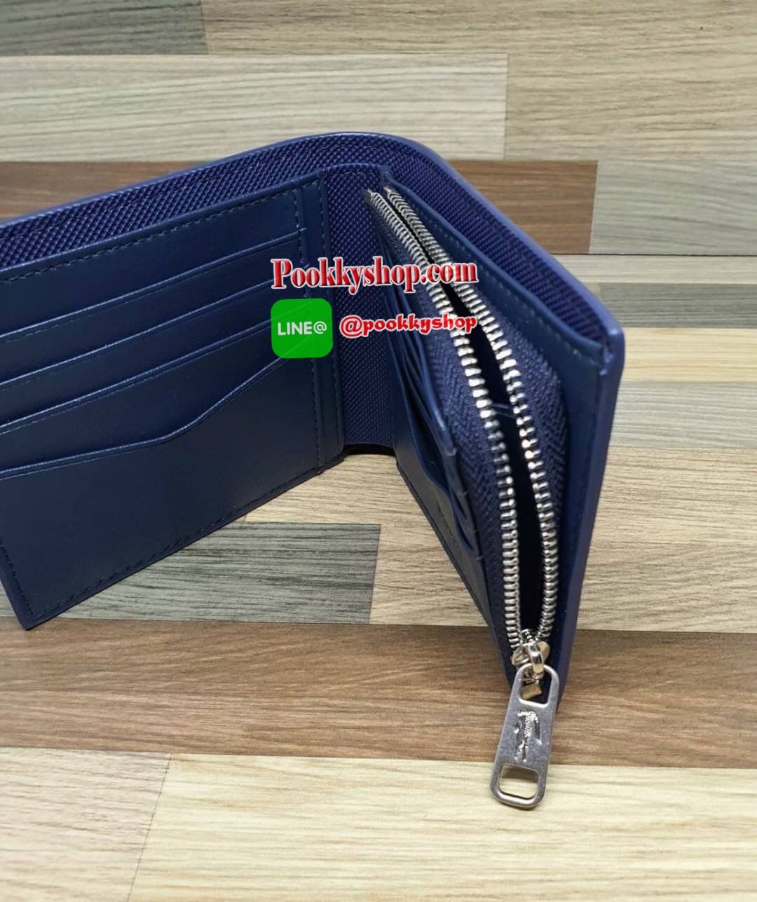 ลาคอส MEN'S CHANTACO LEATHER WALLET กระเป๋าสตางค์คุณภาพดี แบบพับสองตอนสำหรับคุณผู้ชาย มีช่องใส่บัตรถึง 8 ช่อง และช่องใส่ธนบัตรแยกเป็นสัดส่วน มาพร้อมลูกเล่นมีช่องซิปโค้งใส่เหรียญเก๋ๆด้านใน หัวซิปปั๊มแบรนด์ สวยน่าใช้ห้ามพลาดเลยค่า