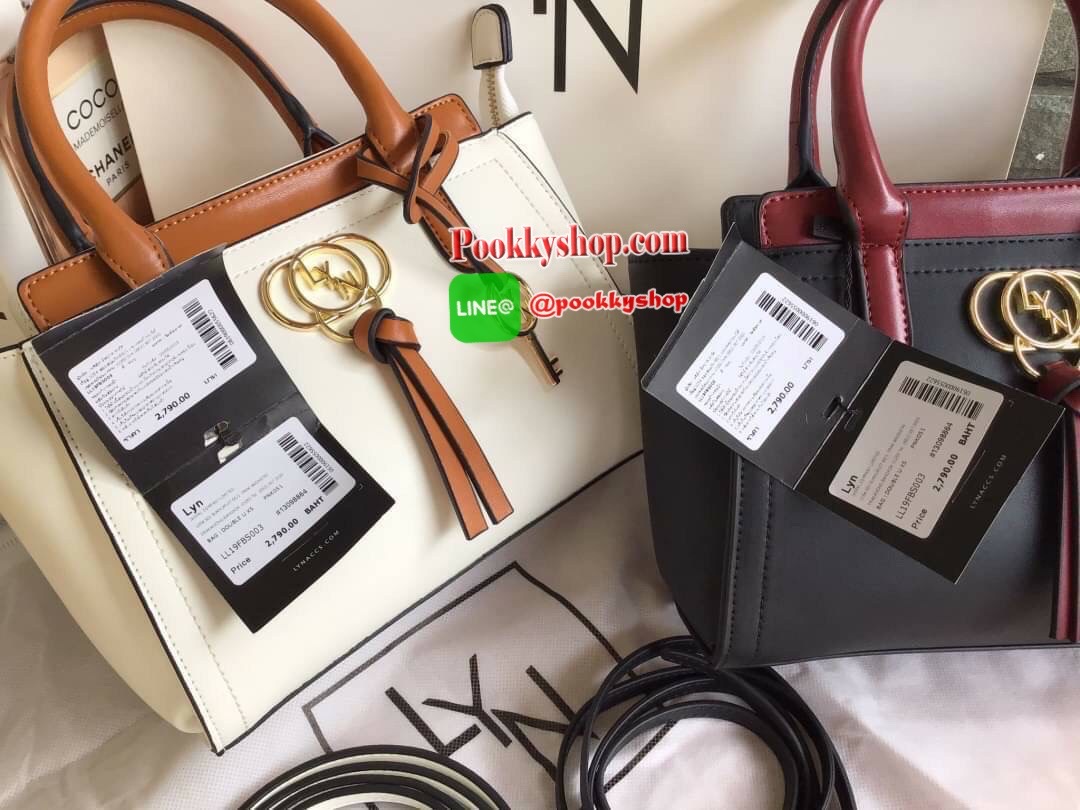 New Collection!!! LYN CROSSBODY BAG กระเป๋าสะพายไหล่ / กระเป๋าถือ ทรงปีกคอลเลคชั่นใหม่ สีทูโทน สวยโดดเด่น(!!)มาพร้อมกับรูปทรงดีไซน์สุดคลาสสิค ตกแต่งด้านหน้าห้อยพวงกุญแจ Lyn สุดเก๋ มาพร้อมกับสายสะพายยาวปรับระดับได้ เปิดปิดด้วยซิป ภายในโล่งกว้าง แยกเป็นสัดส