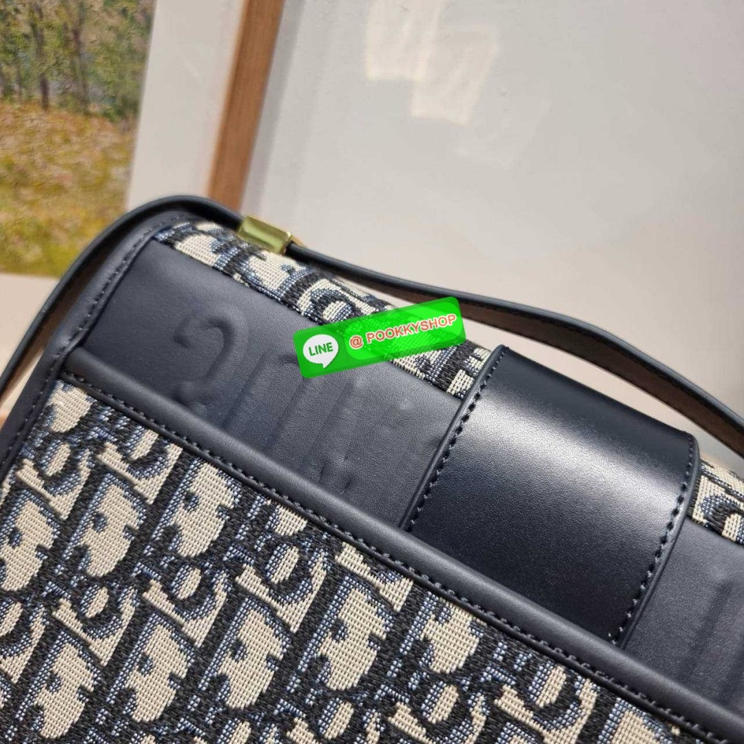 CD 30 MONTAIGNE BAG 🔆 Details กระเป๋าสะพายข้างสุดฮอต จากเคาน์เตอร์ dutyfree ที่สาวๆต้องไม่พลาด ทรงสวยมีกิมมิคในตัว ดูแพง ดีไซน์ย้อนยุคเป็นเอกลักษณ์ เปิด-ปิดด้วยอะไหล่กดล็อคแน่นหนา ใช้งานง่าย ด้านหลังมีช่องใส่ของจุกจิกได้ ภายในเป็นช่องโล่ง ใส่ของสำ