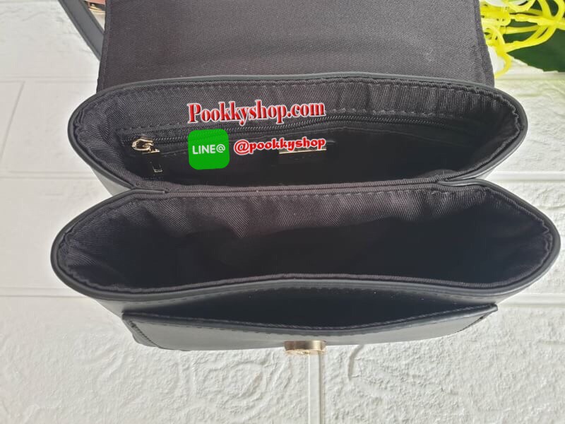 Guess Mini Crossbody Bag กระเป๋าสะพายข้าง Crossbody หนังนิ่มเรียบอยู่ทรง มาพร้อมพวงกุญแจแบรนด์ฝังเพชรสวยหรู ดูแพง พวงกุญแจถอดออกได้ กระเป๋าขนาดกำลังพอดี น่ารัก น่าใช้ค่ะ เปิด-ปิดด้วยกระดุมแป็ก ด้านหน้าติดโลโก้แบรนด์อะไหล่ทอง ภายในโล่ง ซับในผ้าอย่างดี มีช่