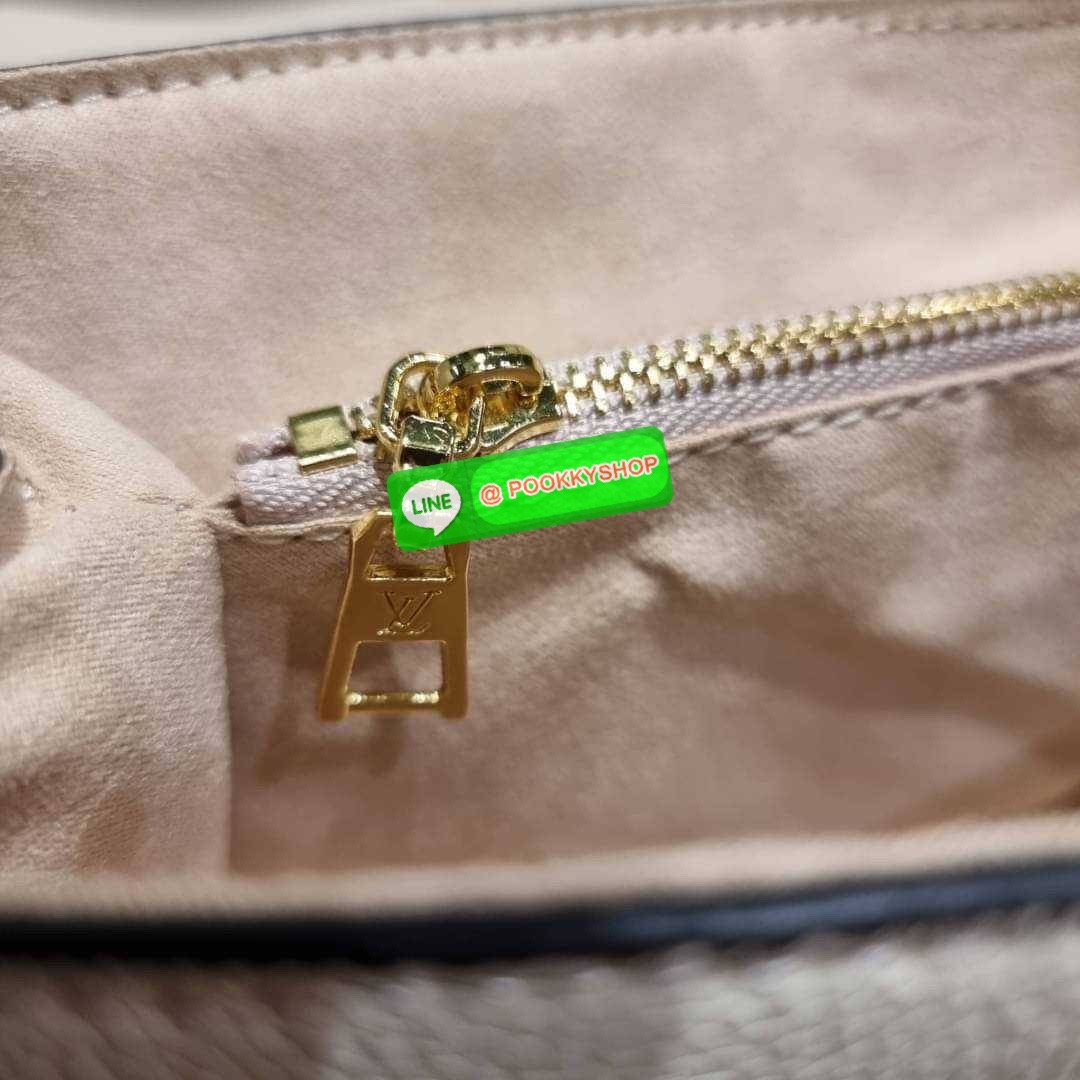 LV MADELEINE BAG ใหม่ล่าสุด อีกหนึ่งรุ่นคลาสสิคหายาก จากเคาน์เตอร์ dutyfree ที่สาวๆรอคอย กระเป๋าถือ/สะพายข้าง ดีไซน์เรียบง่าย แต่เต็มไปด้วยดีเทลความหรู วัสดุหนังวัวปั๊มลายเอกลักษณ์ เปิด‐ปิดด้วยอะไหล่กดล็อคสีทองหรู และมีพวงหนังห้อยพิเศษแถมมาให้ด้วย ภายในแบ