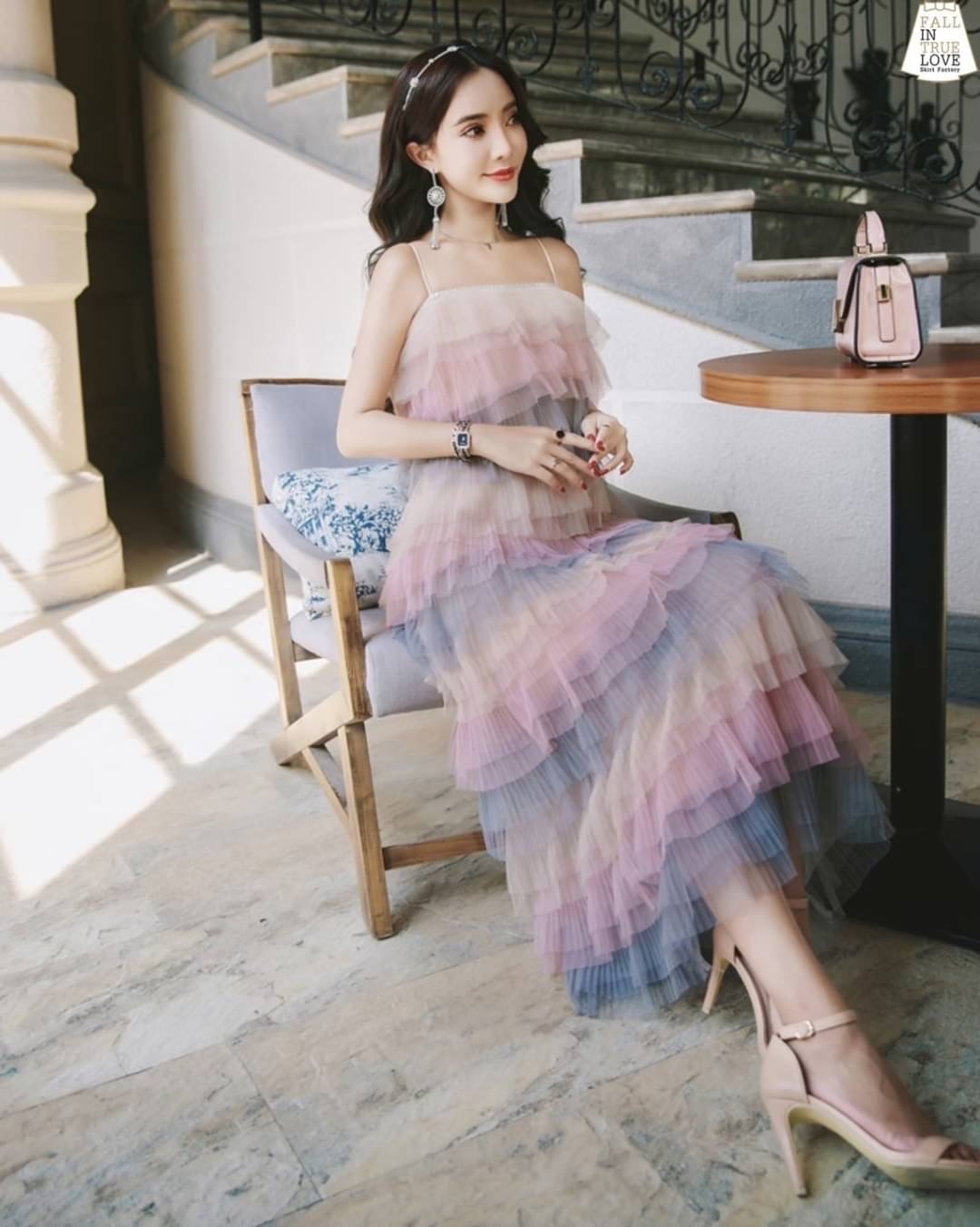 เดรสสายเดี่ยวยาวผ้ามุ้งอัดพลีทเนื้อดีเย็บระบายชั้นสลับสีโทนสีพาสเทล มีซับในสีขาวครึ่งตัว เป็นเดรสใส่เที่ยวคาเฟ่ได้ความสวยหรูสีสันสดใส หรือจะใส่ Mix & Match กับกางเกงยีนนส์ก็ได้ค่ะ