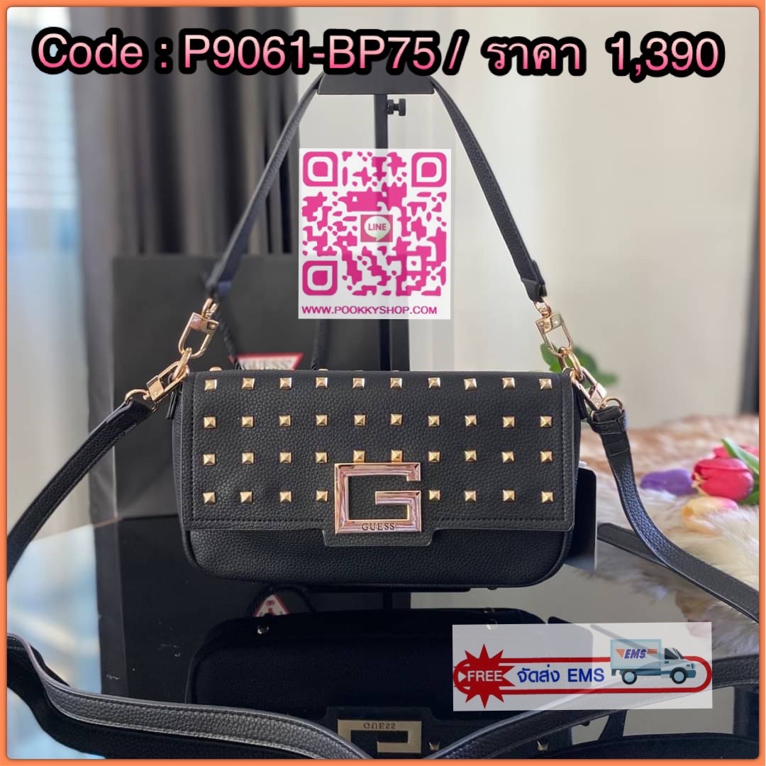 GUESS Brightside Shoulder Bag กระเป๋าสะพายไหล่-ครอสบอดี้ ใช้ได้หลายสไตล์ ตัวกระเป๋าหนังสังเคราะห์สีดำตกแต่งด้วยหมุดสวยเก๋ เปิดปิดด้วยกระดุมแม่เหล็ก ด้านในใส่กระเป๋าสตางค์ยาวได้ มีช่องซิปเพิ่มอีกช่อง สายสามารถถอกใช้ได้หลายสไตล์ ดูหรูที่สุดค่าใบนี้