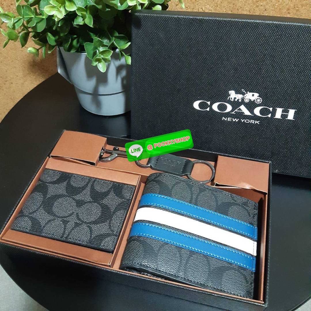 COACH F26072 3-IN-1 WALLET IN SIGNATURE CANVAS WITH VARSITY STRIPE WITH KEY FOB LIMITED BOX ของขวัญสุดพิเศษ!! (present)(Gift) รุ่นสุดฮิตที่หนุ่มรอคอย มาพร้อม limited box set และ key fob ตัวกระเป๋าสตางค์ดีไซน์ลายแถบฟ้าขาว ใบสั้น พกง่าย วัสดุหนังแคนวาสเคลือ