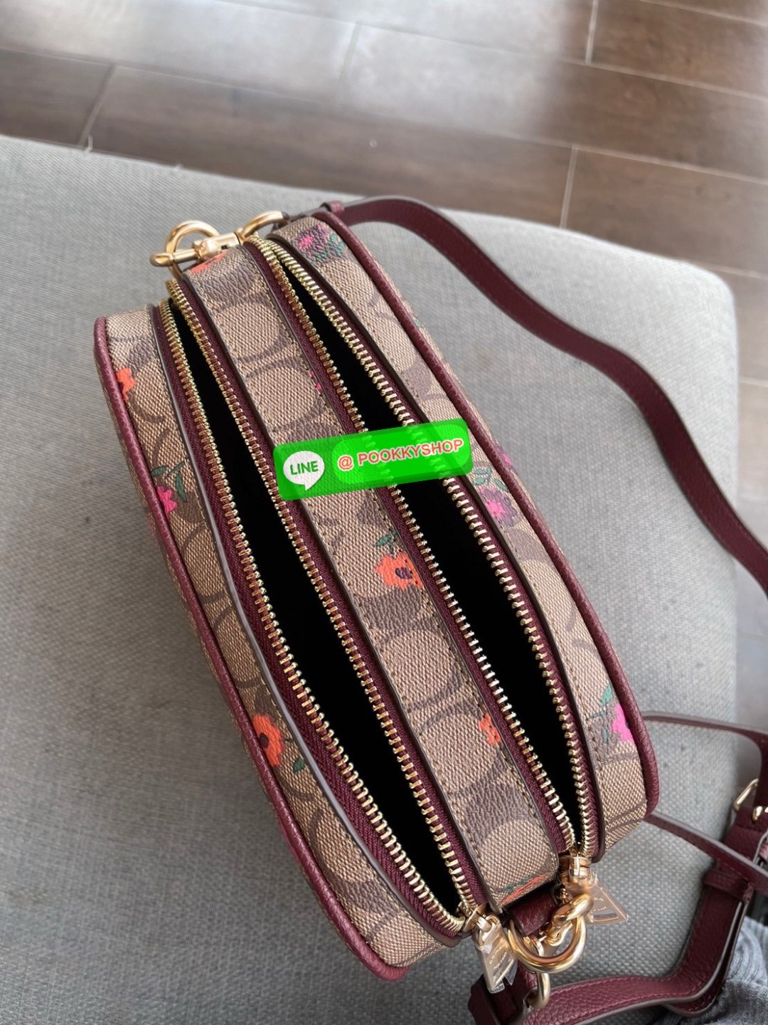 Coach JES CROSSBODY IN SIGNATURE CANVAS (COACH C5800) WHITE FLOWER PRINT /BLACK BROWN MULTI/LIGHT GOLD Product details | Signature coated canvas with smooth leather details| Inside multifunction pocket| Double zip closure, fabric lining| Outside slip pock