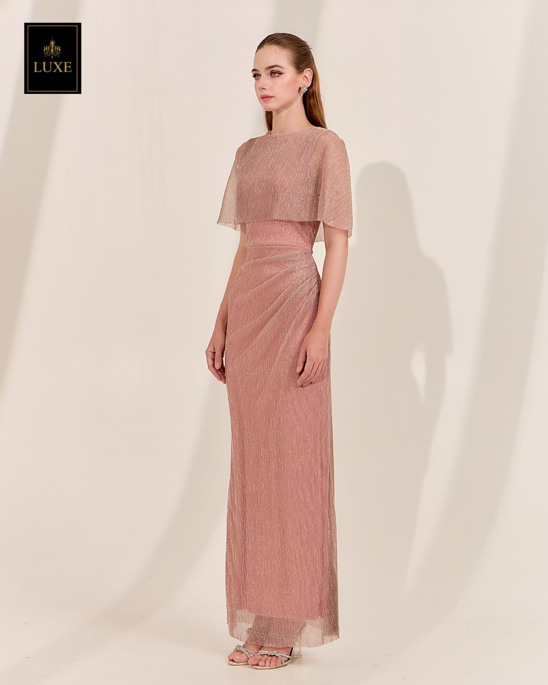 เดรสแฟชั่น เดรสเสื้อคอกลมแขนกุด ดีเทลเป็นเสื้อคลุมไหล่ในตัว กระโปรงทรงสอบจับเดรป