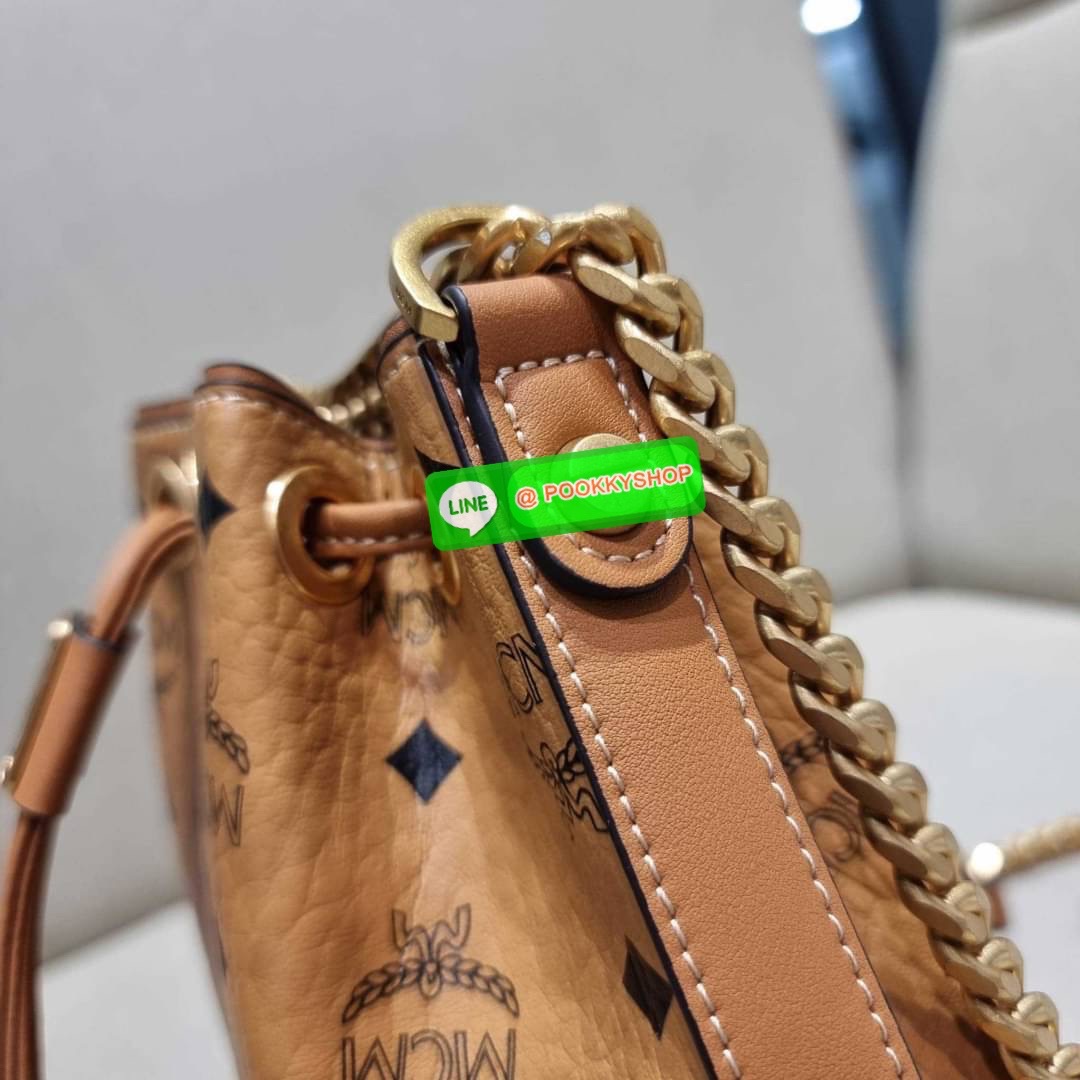 MCM SOFT BERLIN DRAWSTRING BAG IN VISETOS กระเป๋าสะพายทรง bucket ไซส์ mini ขนาดน่ารักน่าใช้ มาพร้อมกล่องสุดหรู!! วัสดุหนังแคนวาสคุณภาพดี รูดเปิด-ปิดกระเป๋าด้วยสายหนัง ภายในเป็นช่องโล่ง มีช่องแยก และช่องเก็บบัตรหรือจะไว้ของจุกจิกก็ได้ เป็นหนังแท้ ใต้กระเป๋