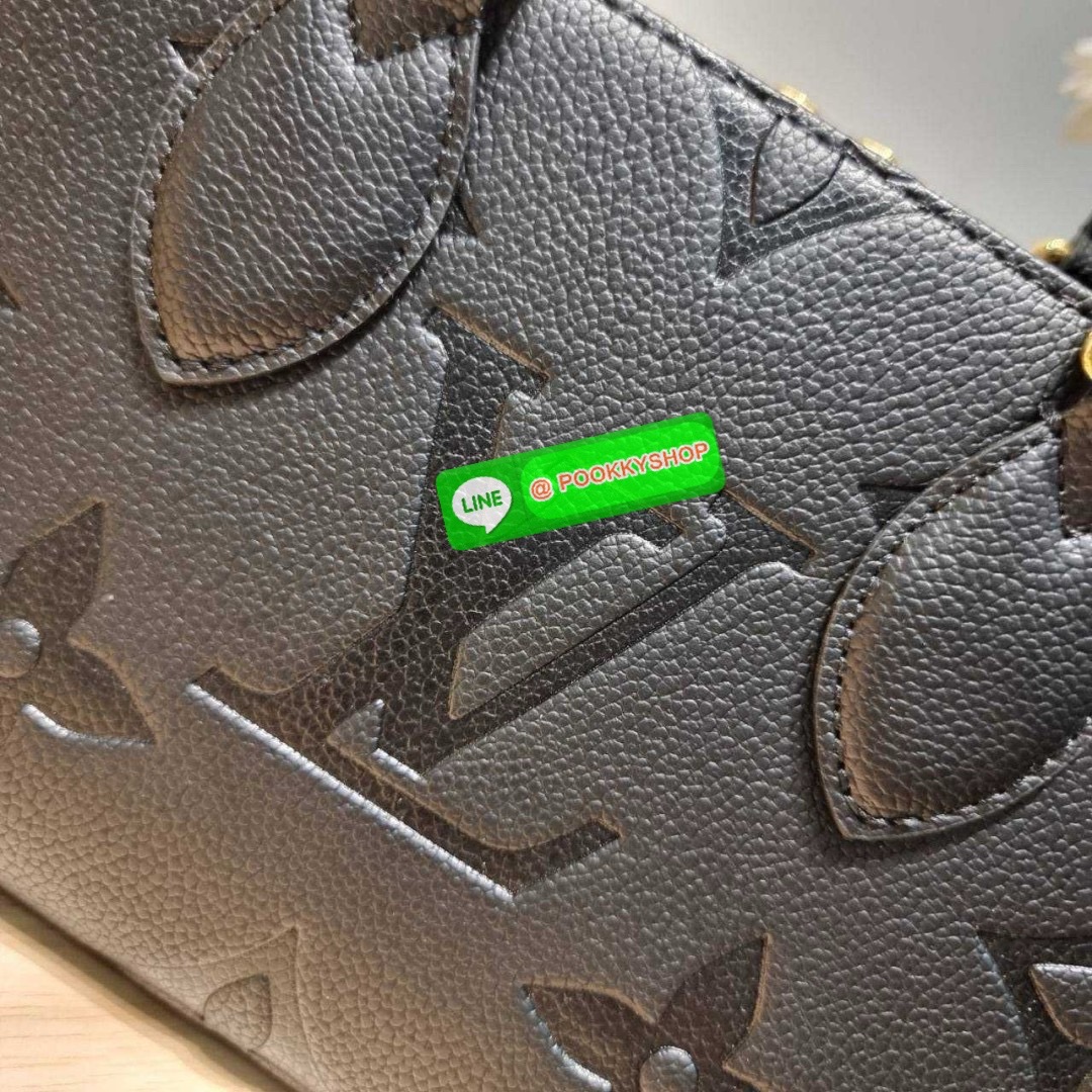 🔆 Model LV on the go east west 🔆 Details ใหม่ล่าสุด ดีไซน์กะทัดรัด กับกระเป๋าทรงโท้ทที่ใครเห็นต้องเป็นคลั่งรัก ยอดฮิต คลาสสิค ผู้ดี หรูหราได้ทุกลุค ทุกสไตล์ มาพร้อมหูจับในตัว คล้องแขน คล้องไหล่ก็ดูแพง หรือจะเกี่ยวสายครอสสะพายข้างก็อัพลุคได