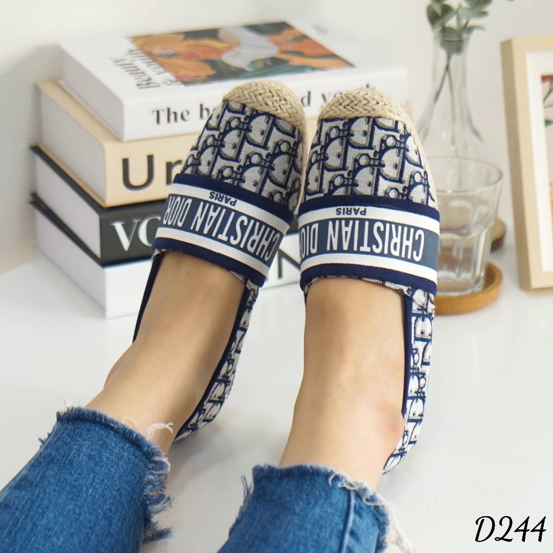 พร้อมส่ง แบบขายใหม่ รองเท้าคัทชู ส้นแบน ทรงสวม งานDIOR ผลิตจากผ้าแคนวาส ตกแต่งคาดหน้าด้วยโลโก้ งานตัวจริงสวยมาก บอกสั้นๆว่า เริ่ด หรู ดูแพงสุดเลยจ้า