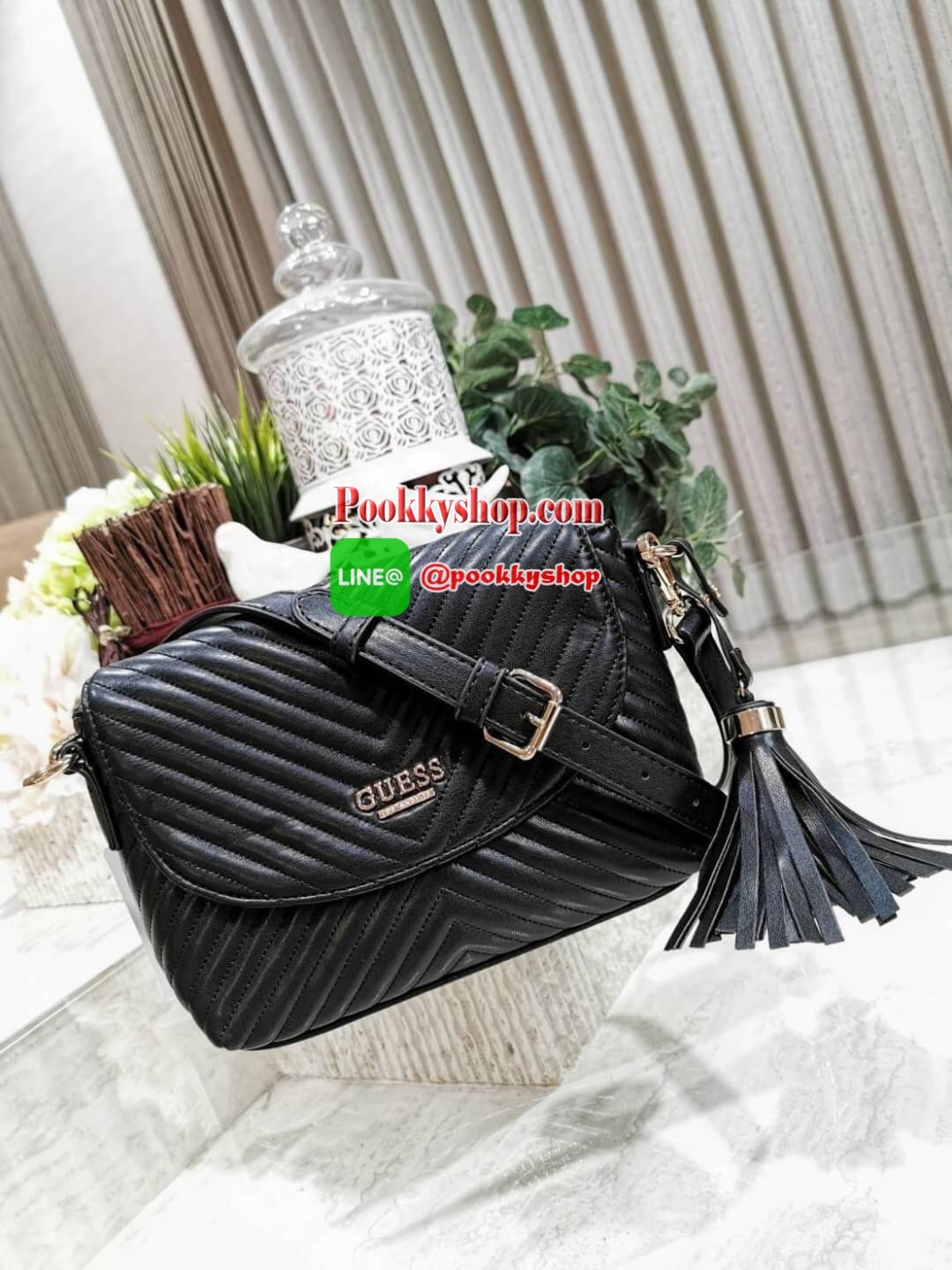 NEW! GUESS CROSSBODY BAG กระเป๋าสะพายรุ่นใหม่ล่าสุดดีไซน์คลาสสิควัสดุหนังนิ่มเดินเส้นลายตารางสวยอยู่ทรงด้านหน้าประดับโลโก้ GUESS เปิดปิดด้วยฝาปิดกระดุมแม่เหล็กประดับด้วยพู่หนัง ภายในมีโลโก้และช่องซิป กว้างและจุใส่กระเป๋าสตางค์ มือถือ ของจุกจิกได้เยอะ สายส