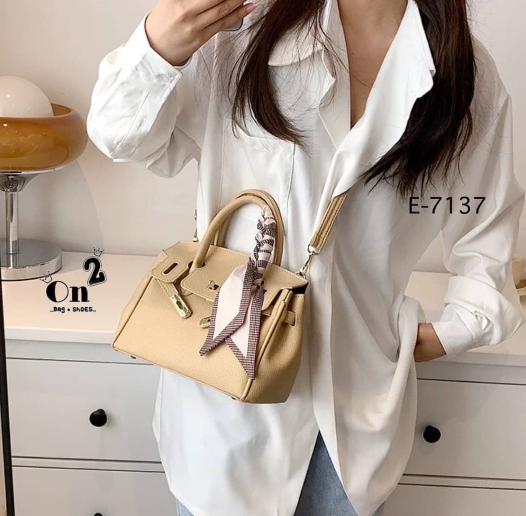 New arrivals🥳🥳 กระเป๋าแฟชั่นมาใหม่ ทรง Birkin งานสไตล์แบรนด์ เปิดหน้าอะไหล่ทอง ทรงสวยน่าใช่มากค่ะ มาพร้อมสายสะพายยาวแบบครอสบอดี้