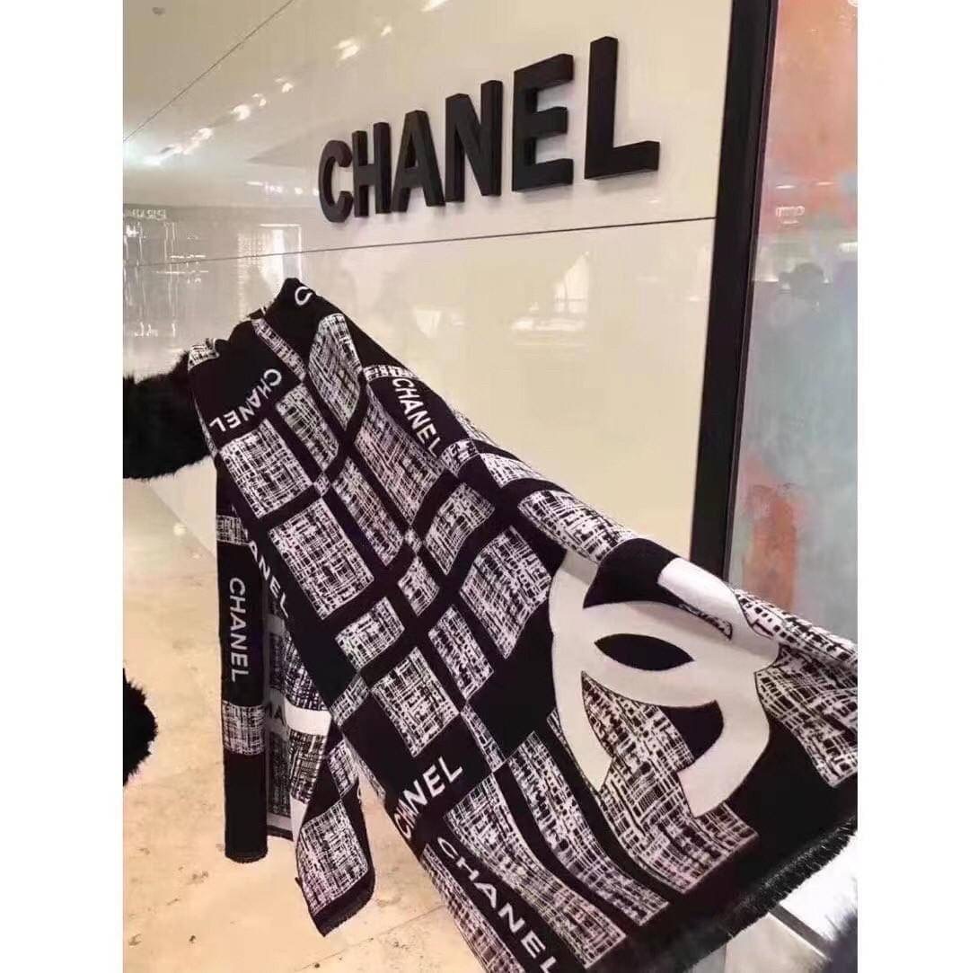 Chanel Shawl Wrap Scarf (With Box) ผ้าคลุม ผ้าพันคอ เนื้อนุ่ม Chanel VIP Premium Gift มาพร้อม กล่องแบรนด์ กระดาษของขวัญแบรนด์ ถุงกระดาษแบรนด์ ริบบิ้น ดอกคามิเลีย จะซื้อใช้เอง ก็ควรมีติดตู้ หรือ เป็นของขวัญก็เหมาะสุดๆ ไปเลยค่า