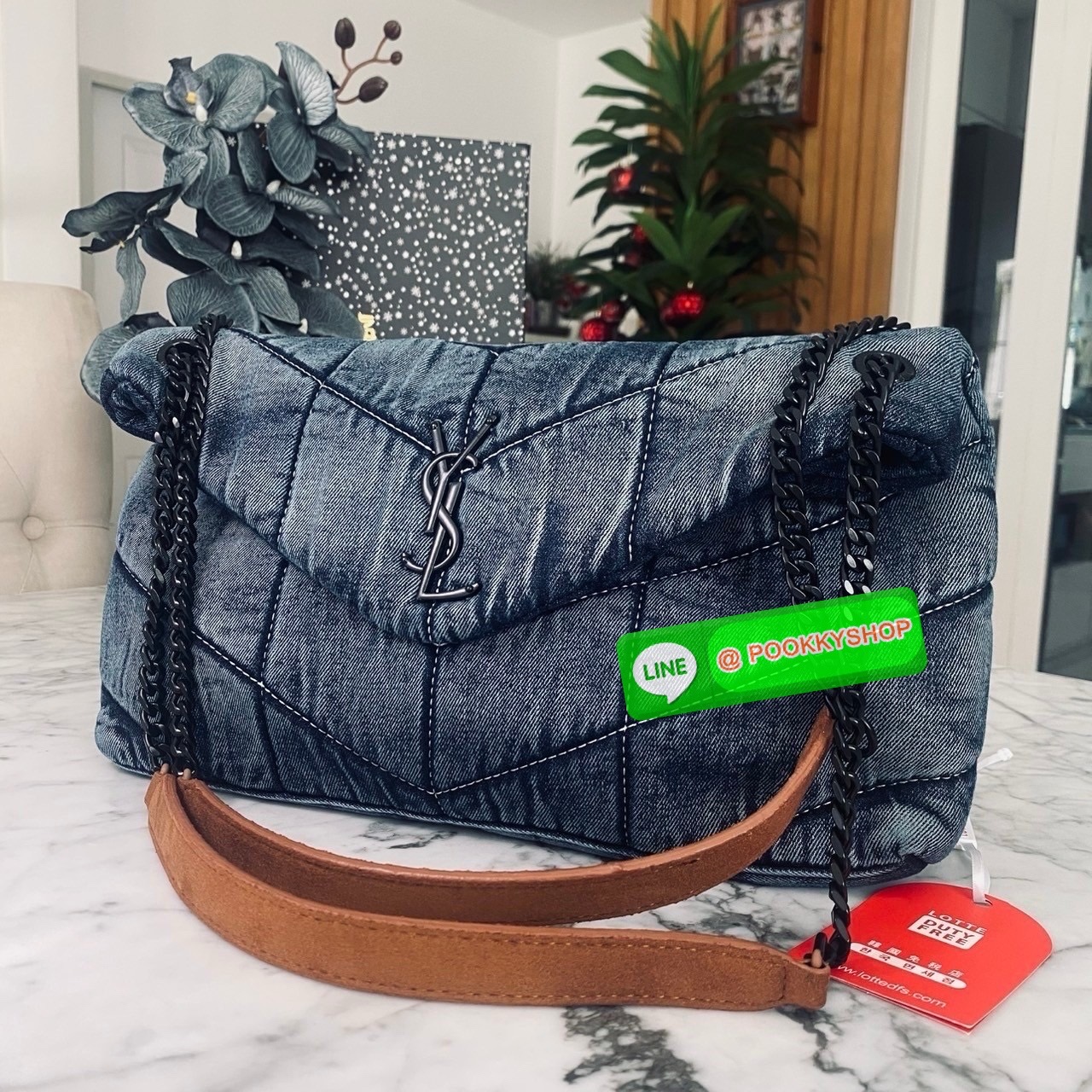 YSL Puffer denim shoulder bag กระเป๋าสะพายเดนิมฟอก สวยเท่ห์คลาสสิกลายเชฟล่อนเป็นเอกลักษณ์ รุ่นเดนิมยอดนิยม ทรงสวย ใช้ได้บ่อยไม่มีเบื่อ ดีไซน์เรียบหรู ออกแบบมาให้ใช้งานได้สะดวกด้วยกระดุมแม่เหล็ก พับทรงเข้ารูป ภายในโล่งกว้าง มีช่องซิป สามารถจุของสำคัญได้อย่