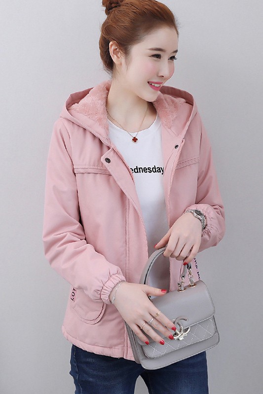 เสื้อกันหนาวแฟชั่นนำเข้า : เสื้อกันหนาวแฟชั่น พร้อมส่ง สีชมพู แขนยาว แต่งจั๊มปลายแขน ซับในบุด้วยผ้าขนสัตว์นุ่มๆ มีฮูทสุดเก๋ แบบซิบรูด กระเป๋า 2 ข้างใช้งานได้ งานสวยเหมือนแบบแน่นอนค่ะ หน้าหนาวปีนี้พลาดไม่ได้น้า