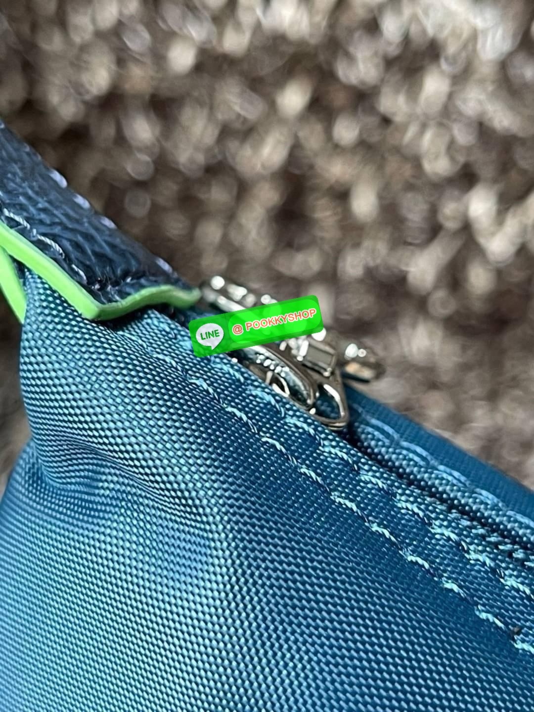 LONGCHAMP LE PLIAGE GREEN Shoulder bag L กระเป๋าโท้ทใบนี้ดึงดูดใจคุณด้วยรูปทรงมินิมอลและปริมาตรที่เพียงพอซึ่งสามารถเก็บเอกสารหรือแล็ปท็อปทั้งหมดของคุณได้อย่างง่ายดาย ด้ามยาวช่วยให้คุณสวมใส่ได้อย่างสบายบนไหล่ ขณะที่การปิดด้วยซิปช่วยให้มั่นใจได้ว่าสิ่งของทั