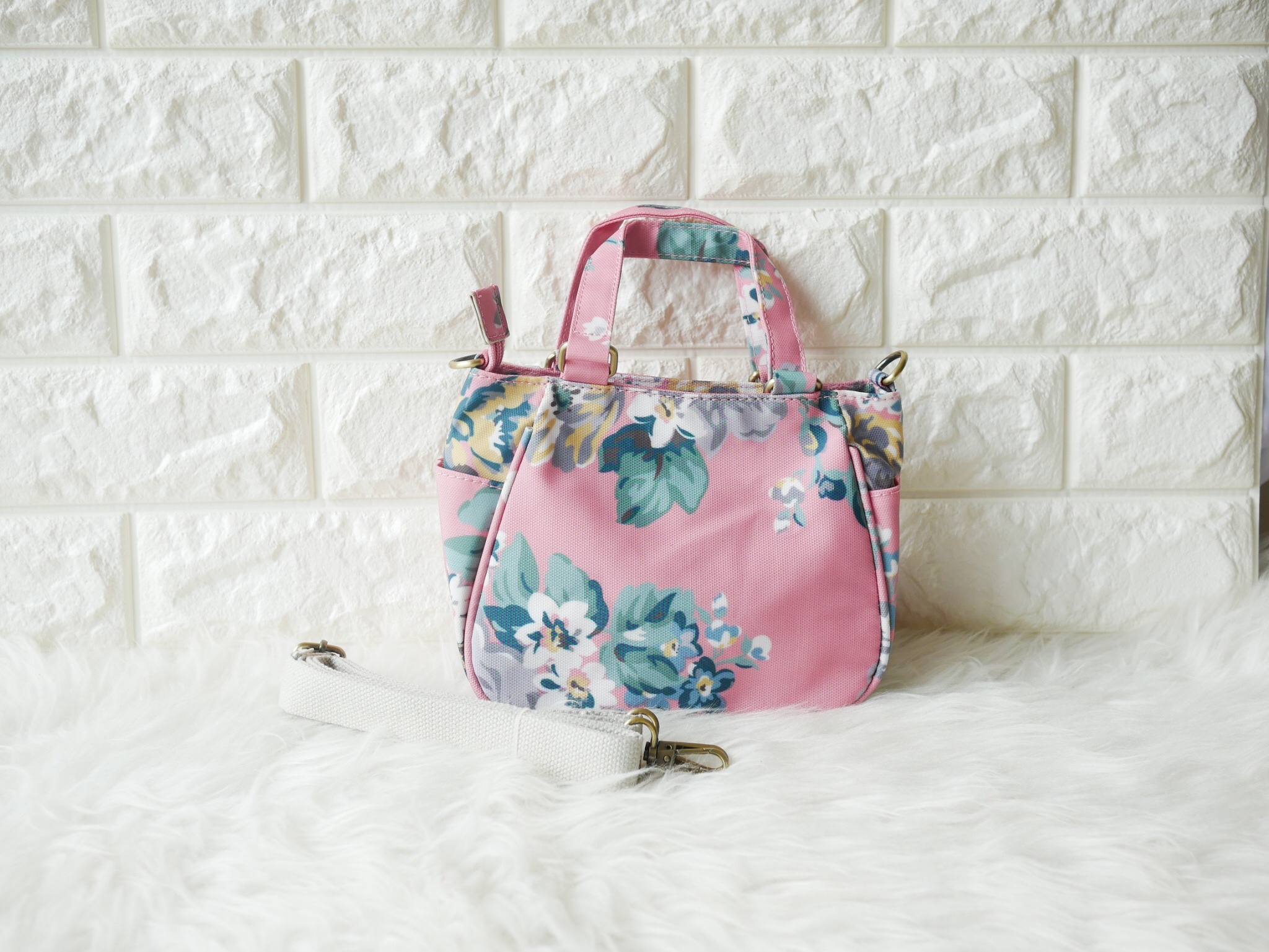 กลับมาทวงบังลังก์ความน่ารัก (cute) น้องเป๋าใบนี้ชื่อว่า (crown)SW 2660-1(crown) ขอมอบมงความคิ้วท์ให้ไปเลย ขนาดกำลังกะทัดรัด 16 x 18 x 9 ซม. (incoming call) ใส่มือถือได้ (wallet) ใส่กระเป๋าตังค์ได้ ใช้ออกงาน (romantic date) ใช้ออกเดท น้องน่ารักน่ารักจริงๆ