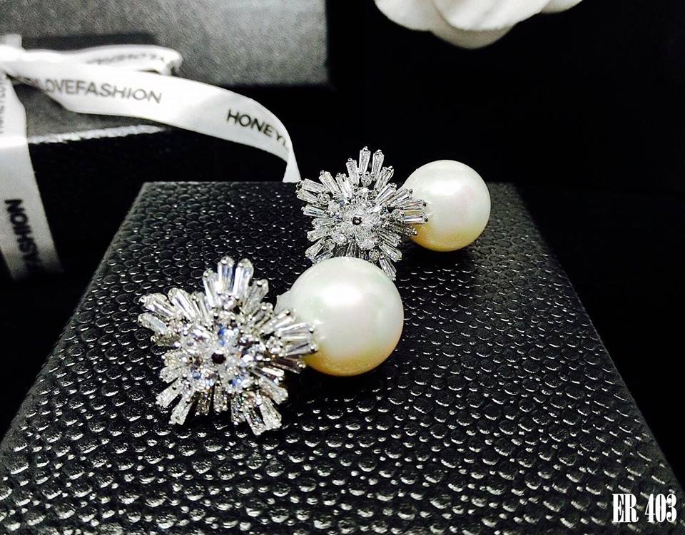 ต่างหูแบบห้อยโบว์ ด้านบนประดับเพชรลายเกร็ดหิมะ ห้อยด้วยมุกสังเคราะห์เกรดนำเข้า สวยมากๆ เหมาะทั้งใส่ออกงานและใส่ชิลได้ลุคเรียบหรู ดูแพ๊ง แพง