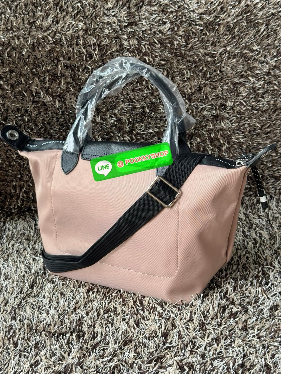 Longchamp LE PLIAGE ENERGY S HANDBAG LE PLIAGE รีไซเคิล ECONYLสไตล์สปอร์ต ทันสมัย และใช้งานได้จริง น้ําหนักเบา กระเป๋าใบนี้เป็นเครื่องประดับที่มีเสน่ห์ในอุดมคติที่จะติดตามคุณในทุกกิจกรรมยามเย็นของคุณ มาพร้อมกับสายสะพายไหล่ปรับได้ สามารถพกพาได้ ทั้งแบบถือแ