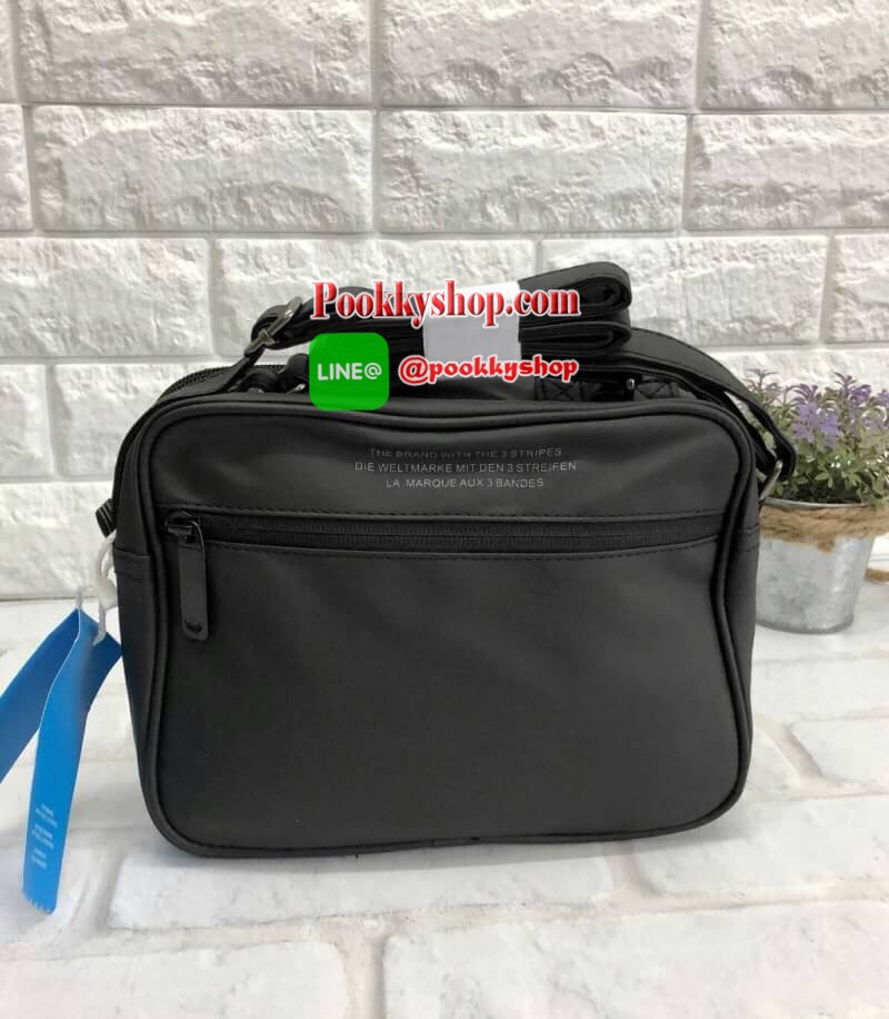 New!!! Adidas shoulder bag พร้อมส่ง กระเป๋าสะพายข้างแนว sport วัสดุด้านหน้าเนื้อ matte ผสมหนังนิ่มค่ะ น้ำหนักเบา ด้านหน้าติดโลโก้แบรนด์ เปิดปิดกระเป๋าแบบซิป ภายในโล่ง ใส่ของจุพอประมาณเลยค่ะ มีช่องซิปหนึ่งช่อง ด้านหลังมีช่องซิปยาวให้ใส่ของได้ด้วยนะคะ สายสะ