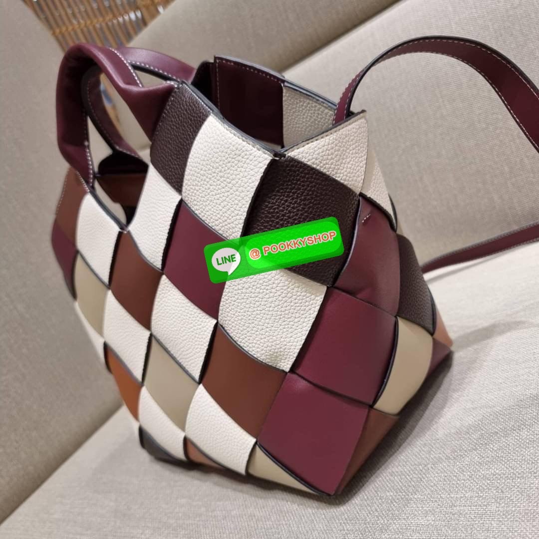 LOEWE SURPLUS LEATHER WOVEN BASKET BAG IN CLASSIC CALFSKIN ใหม่ล่าสุดและสวยที่สุด กระเป๋าสะพานที่ถักทอด้วยความปราณีต โดดเด่นด้วยสีที่จับมาคอนทราสได้ลงตัว ใบใหญ่จุได้แบบเน้นๆ วัสดุหนังวัวแท้เต็มใบ หรูเลิศ ปากกระเป๋ามีสายหนังสำหรับผูกรวบปากกระเป๋า ภายในโล่ง