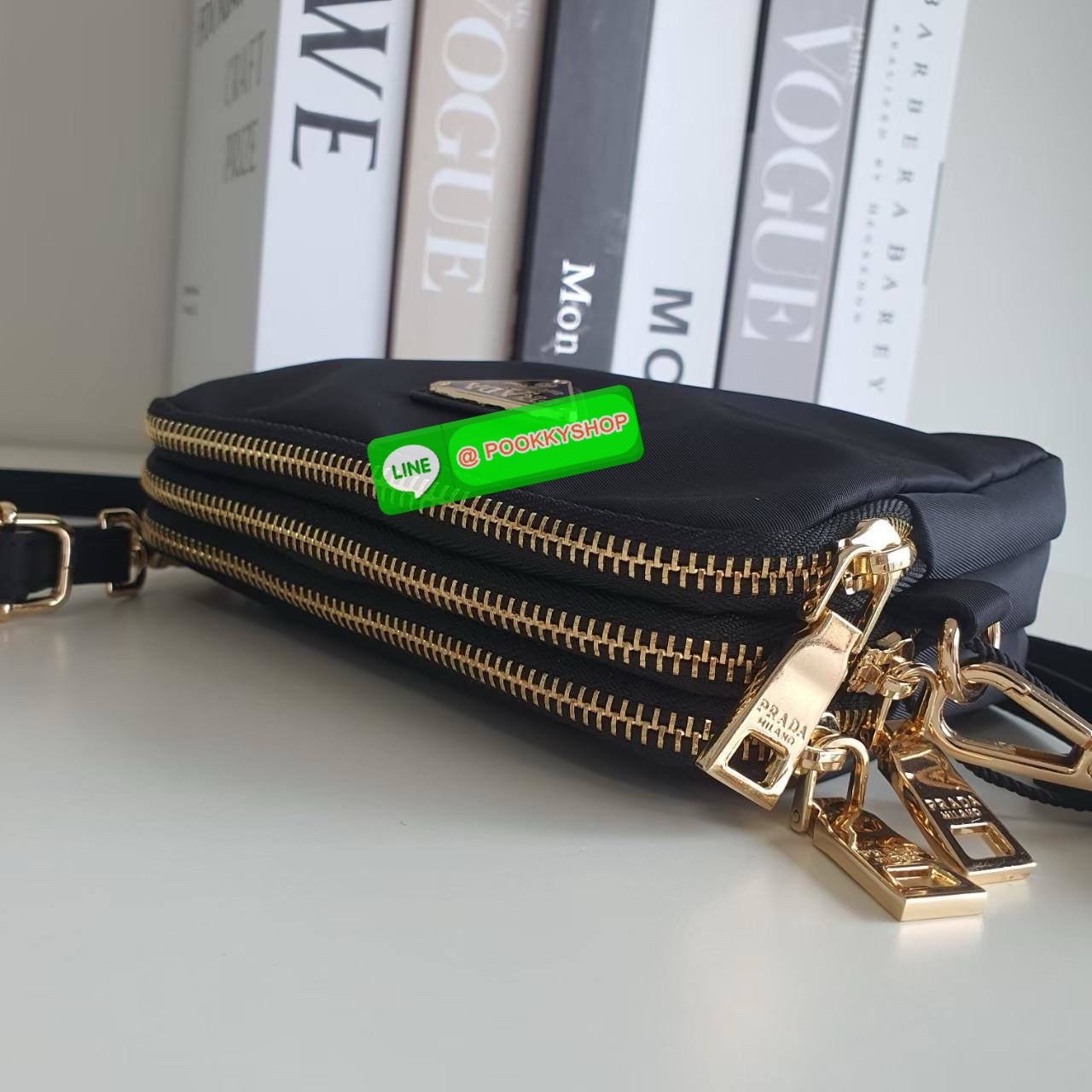 รุ่นยอดฮิตตลอดกาล กับรุ่นขายดี ที่รอคอย PRADA 3 ZIP CROSSBODY BAG เป็นกระเป๋าใบเล็ก มีด้วยกันถึง3ช่องใส่ของ ซึ่งเหมาะกับผู้หญิงอย่างเรามาก สามารถแยกของที่จะใส่ได้เลย ตัวกระเป๋าอะไหล่สีทอง ขนาดกะทัดรัด สามารถใส่ I phone+ ได้ค้า สายยาวปรับได้ฟรี ที่สุดแห่งค