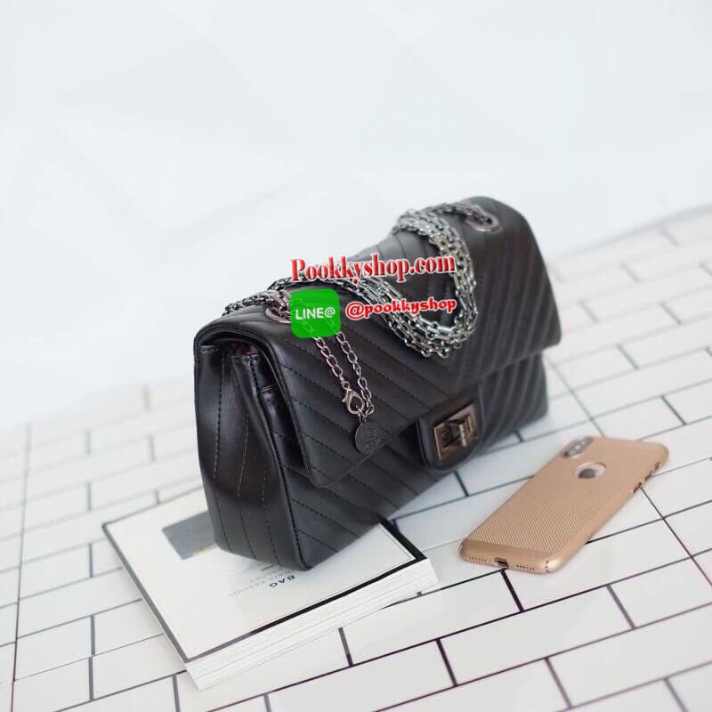 มาเพิ่มตามคำเรียกร้องแล้วค่า 👍 ทรงขายดี สวยมาก ( โซ่รมควันดำ ) คอลเลคชั่นใหม่ใช้ หนัง Microfiber ทนและสวยขึ้น แถมน้ำหนักเบา สะพายสบายไหล่ค่า รอบใหม่มีสีมาเพิ่มด้วยน๊า รุ่นขายดีค่ะ KEEP shoulder chevron chain handbag ( อะไหล่ รมควันดำ ) สวย หรู มาก