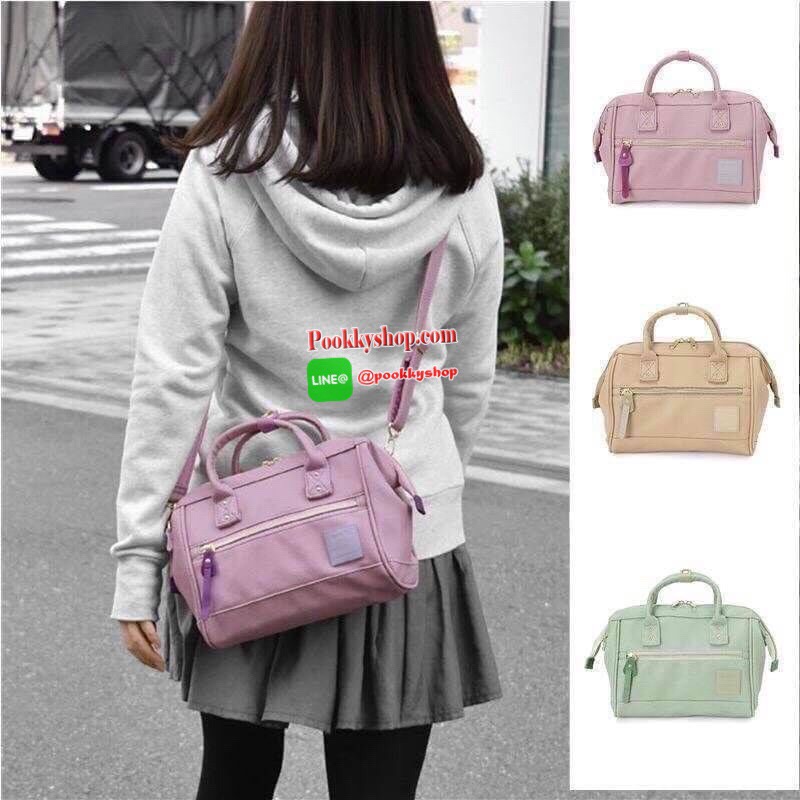 Anello polyester 2 way mini boston bag จากแบรนด์ดังในประเทศญี่ปุ่น กระเป๋าสไตล์คลาสสิค มีโครงปากกระเป๋ากว้างเป็นสัญลักษณ์ วัสดุหนังpu กันน้ำได้ ภายในมีช่องใหญ่และช่องเล็กด้านข้าง2ช่อง เปิดปิดด้วยซิปคู่ มีตัวล้อคที่หูจับ ด้านหน้ามีช่องซิปเล็กใช้งานได้จริง