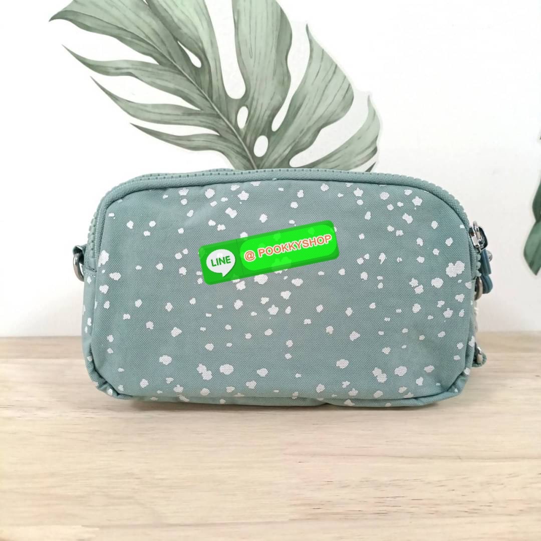 KIPLING Monkey program Seoul up clutch & sling bag รุ่น 2 ซิป (ขนาด 7 นิ้ว) กระเป๋าคล้องมือ หรือ สะพายข้าง ขนาดเล็ก วัสดุ Nylon & Polyester 100% ใช้งานได้ 2 รูปแบบ มีสายสลับเปลี่ยนได้ทั้งแบบคล้องมือ และ สะพายข้าง ตามโอกาสการใช้งาน