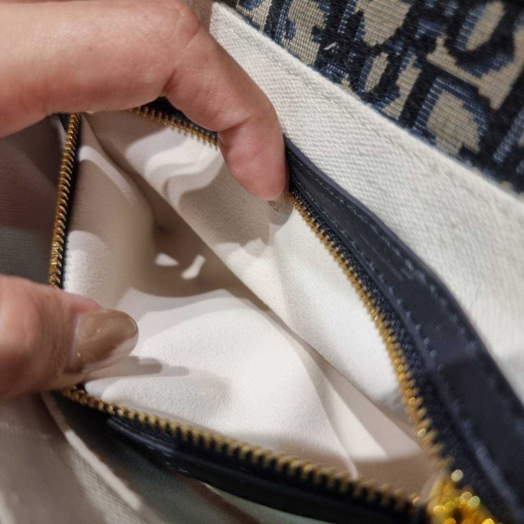 กระเป๋าสะพายทรงสวย ดีไซน์โลโก้โดดเด่นและหรูหรา ดีเทลดูดีมีกิมมิคในตัว